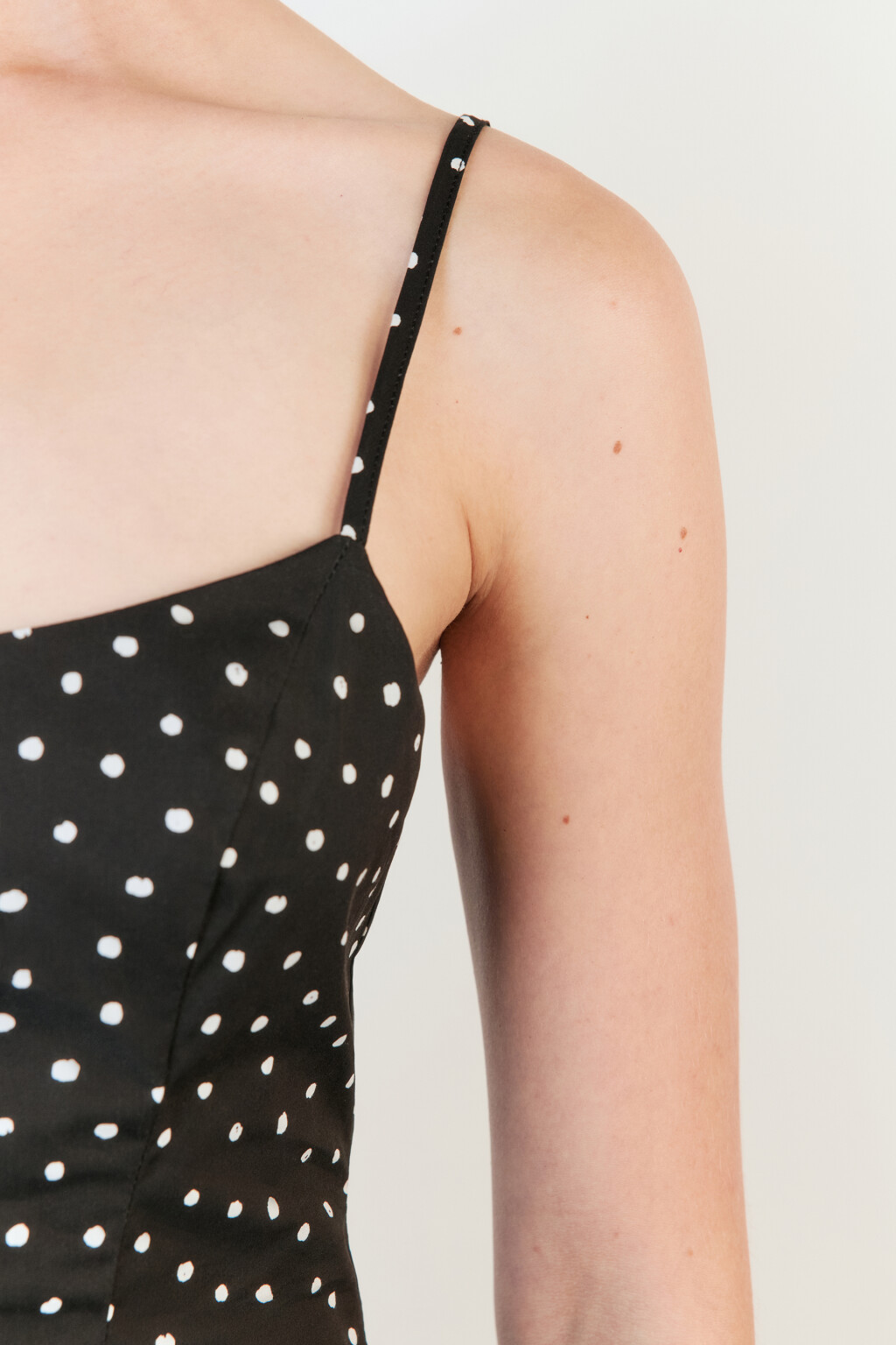 Платье-сарафан мини с воланом и бантиками - цвет черный - 6