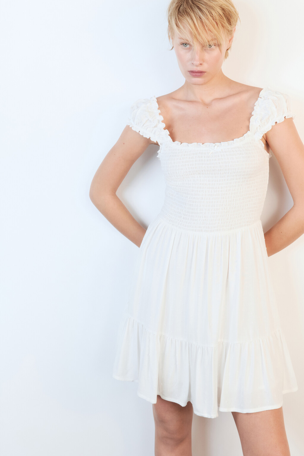 Платье мини с облегающим верхом и воланом - цвет белый - 1