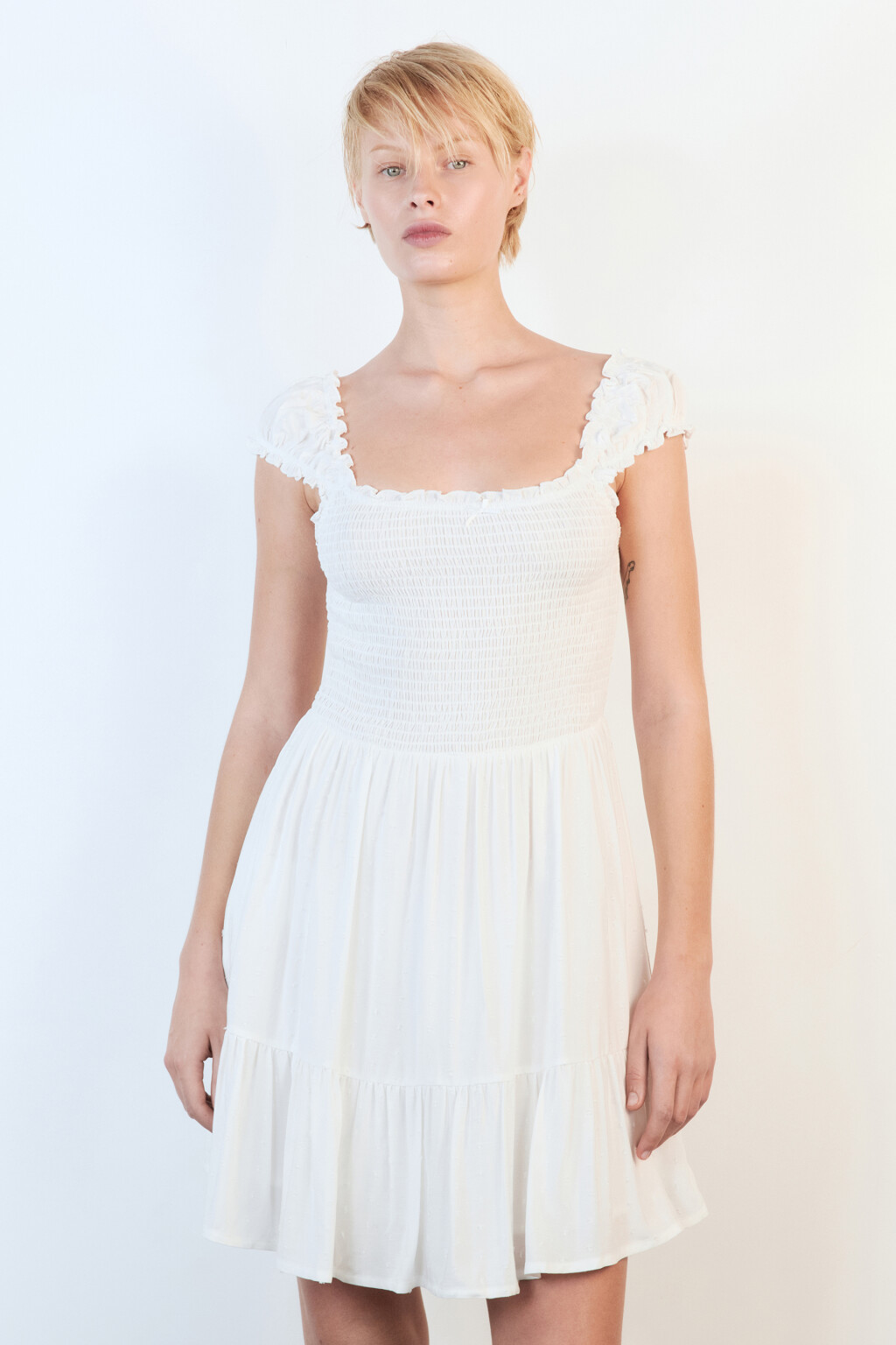 Платье мини с облегающим верхом и воланом - цвет белый - 2