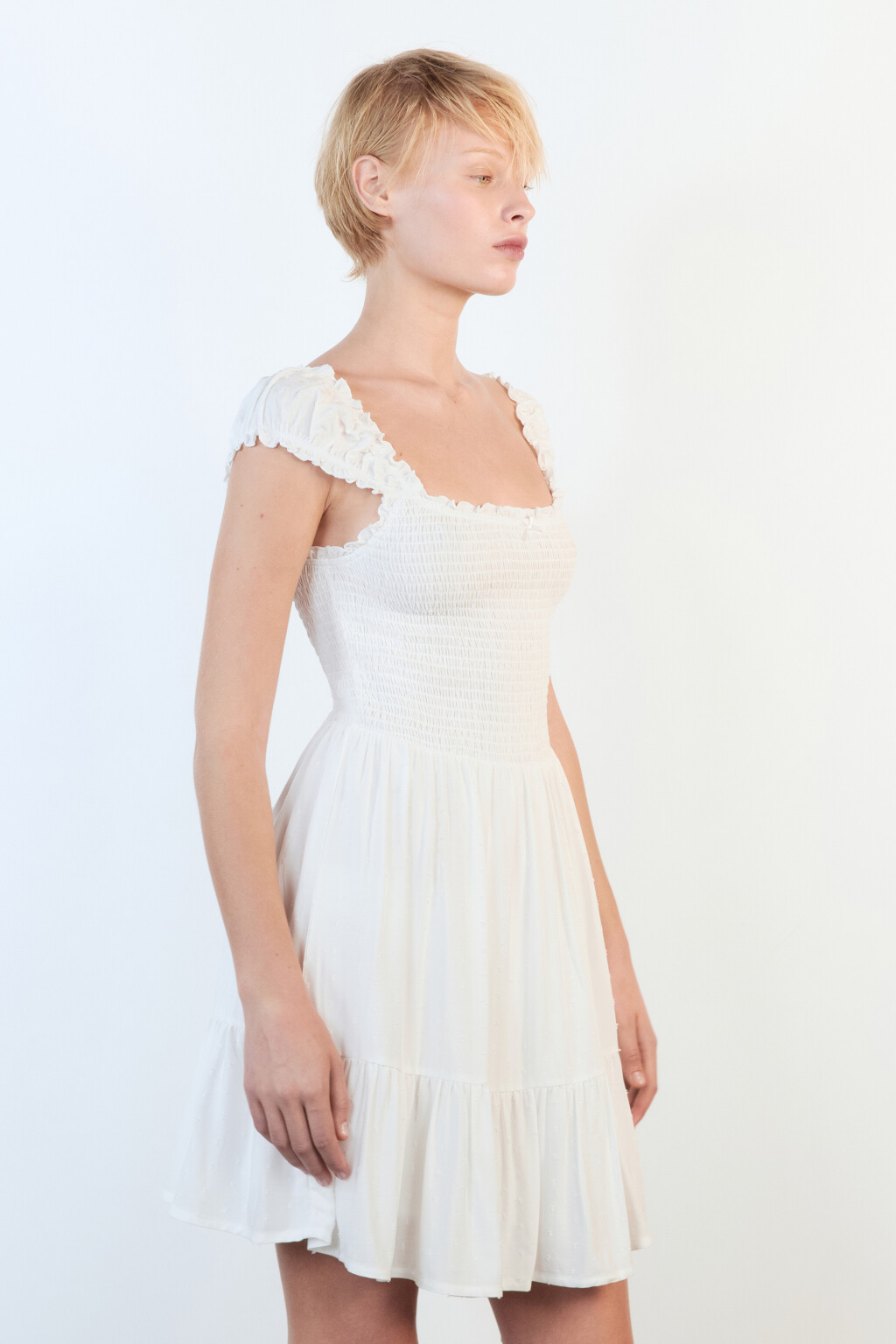 Платье мини с облегающим верхом и воланом - цвет белый - 3