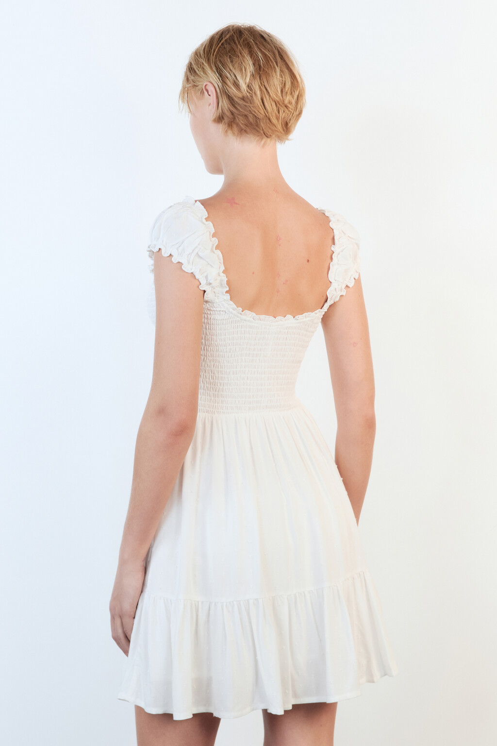 Платье мини с облегающим верхом и воланом - цвет белый - 4