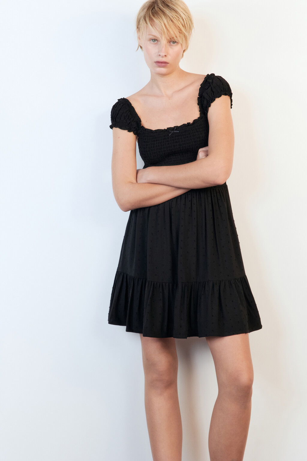 Платье мини с облегающим верхом и воланом - цвет черный - 1