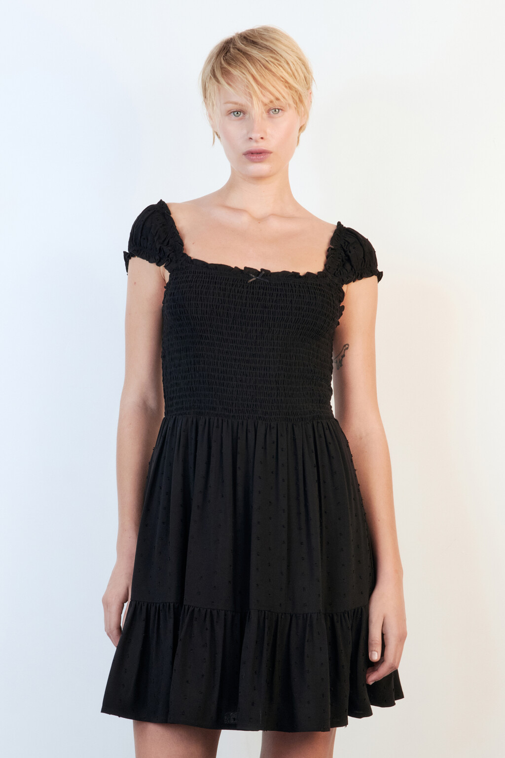 Платье мини с облегающим верхом и воланом - цвет черный - 2