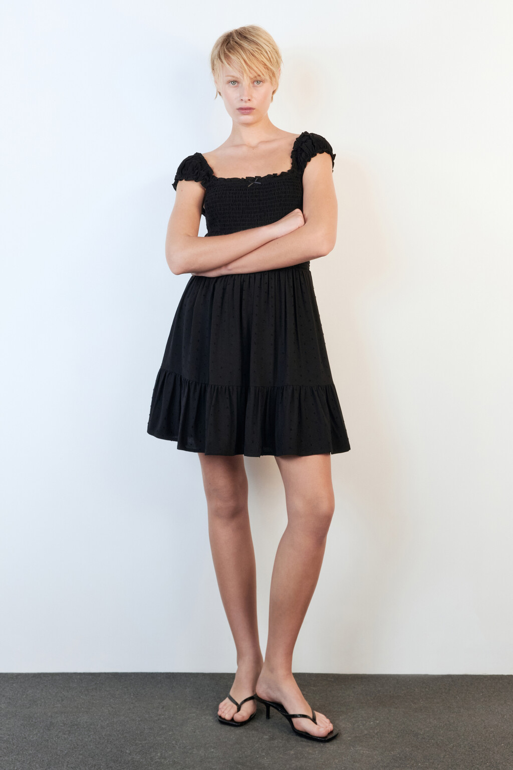 Платье мини с облегающим верхом и воланом - цвет черный - 5