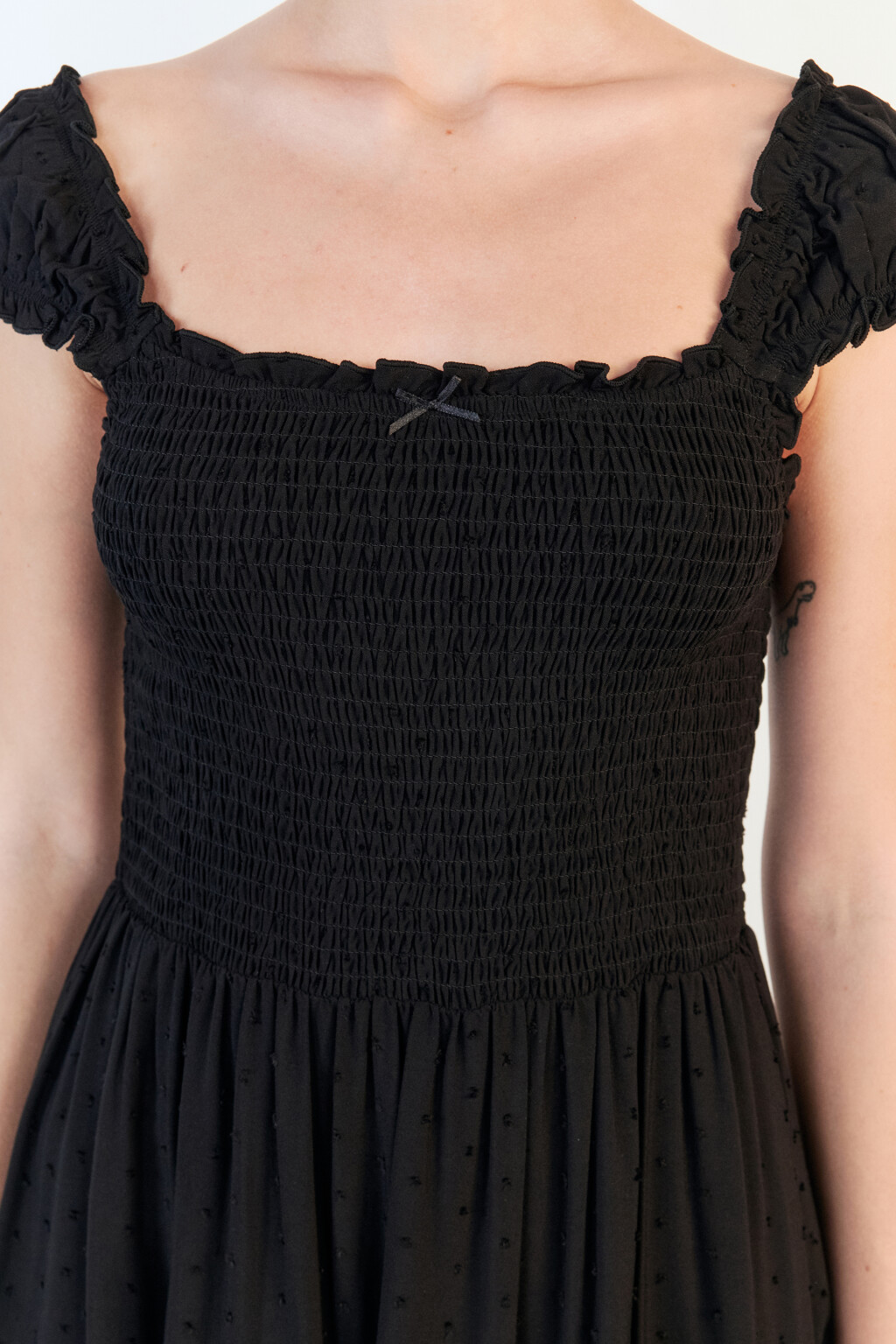 Платье мини с облегающим верхом и воланом - цвет черный - 6