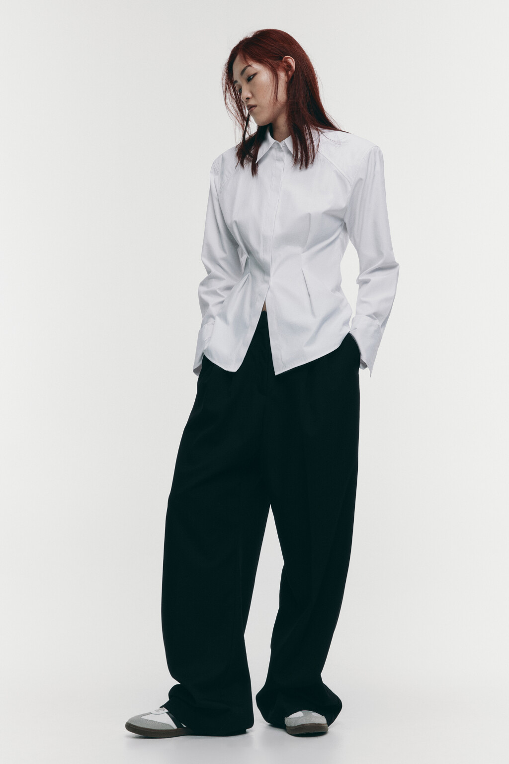 Блузка приталенная с подплечниками - цвет белый - 1