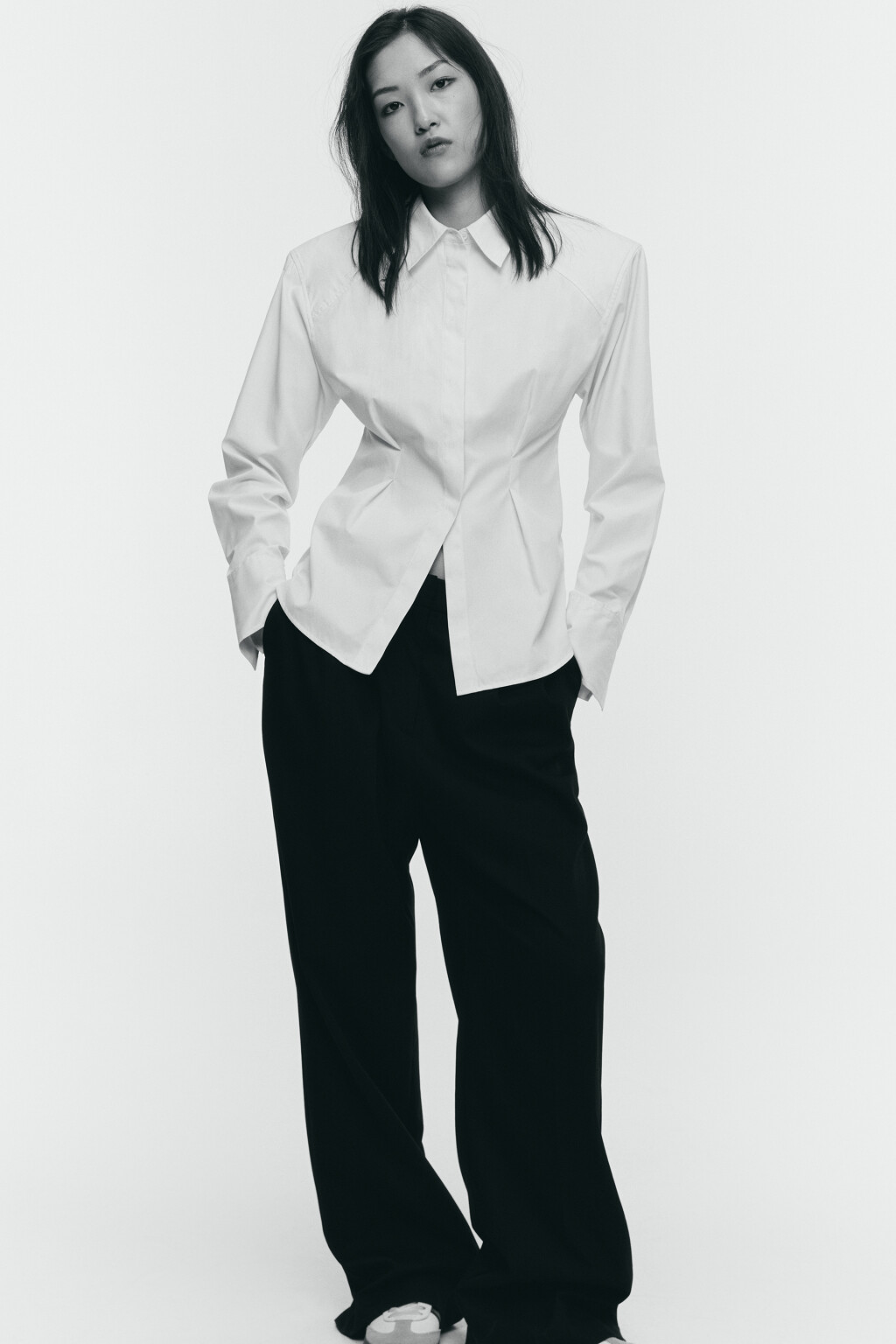 Блузка приталенная с подплечниками - цвет белый - 2