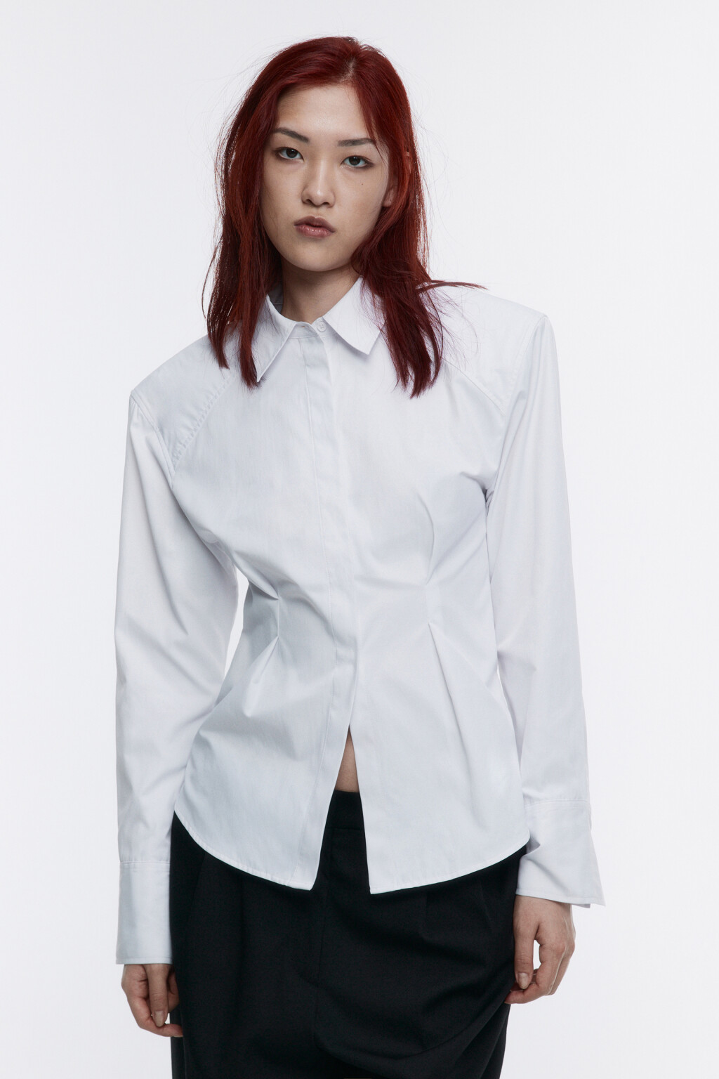 Блузка приталенная с подплечниками - цвет белый - 3