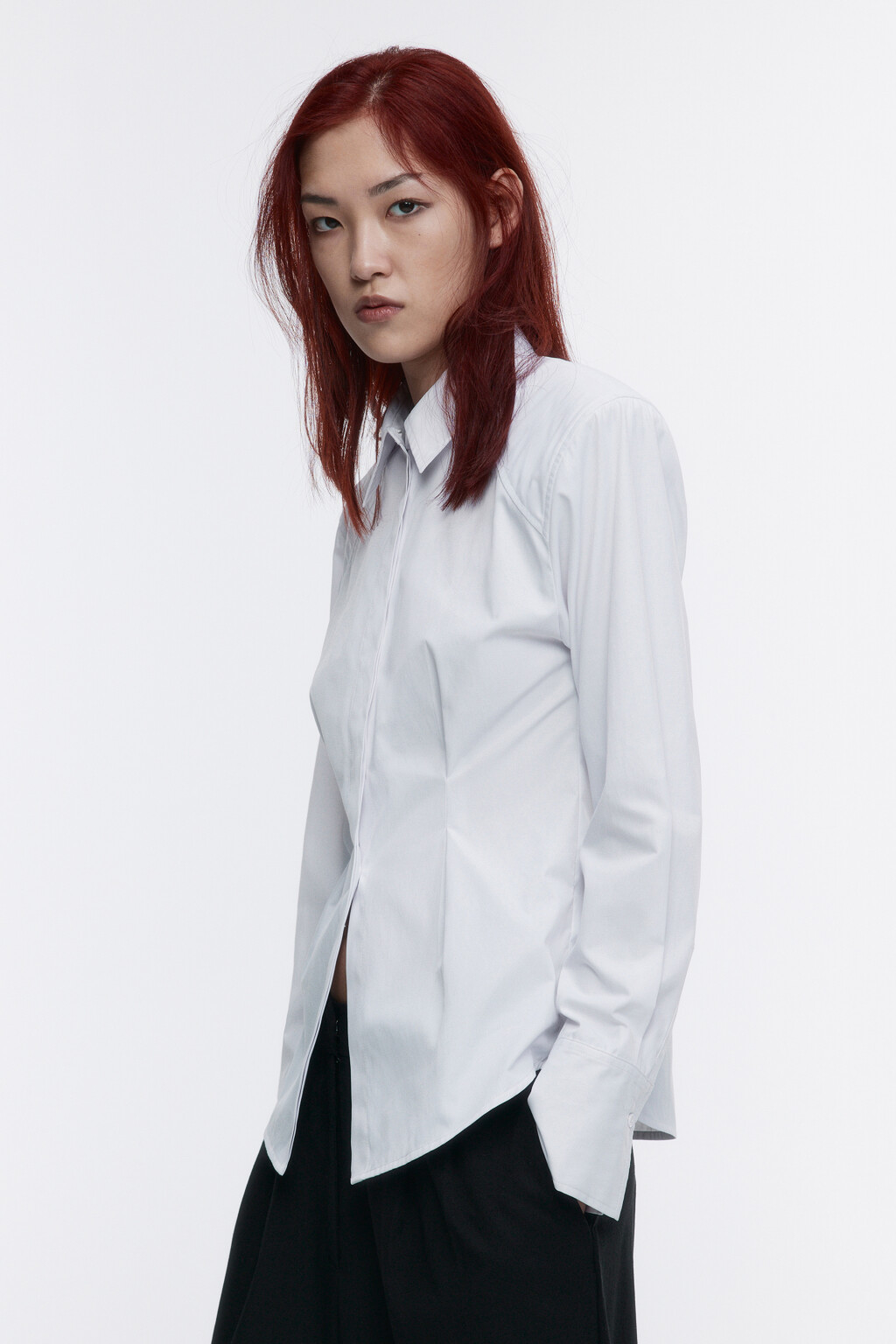 Блузка приталенная с подплечниками - цвет белый - 4