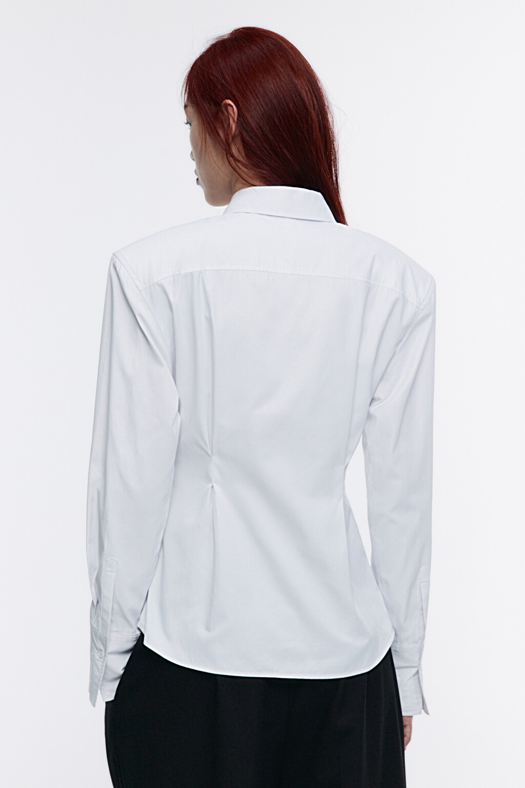 Блузка приталенная с подплечниками - цвет белый - 5