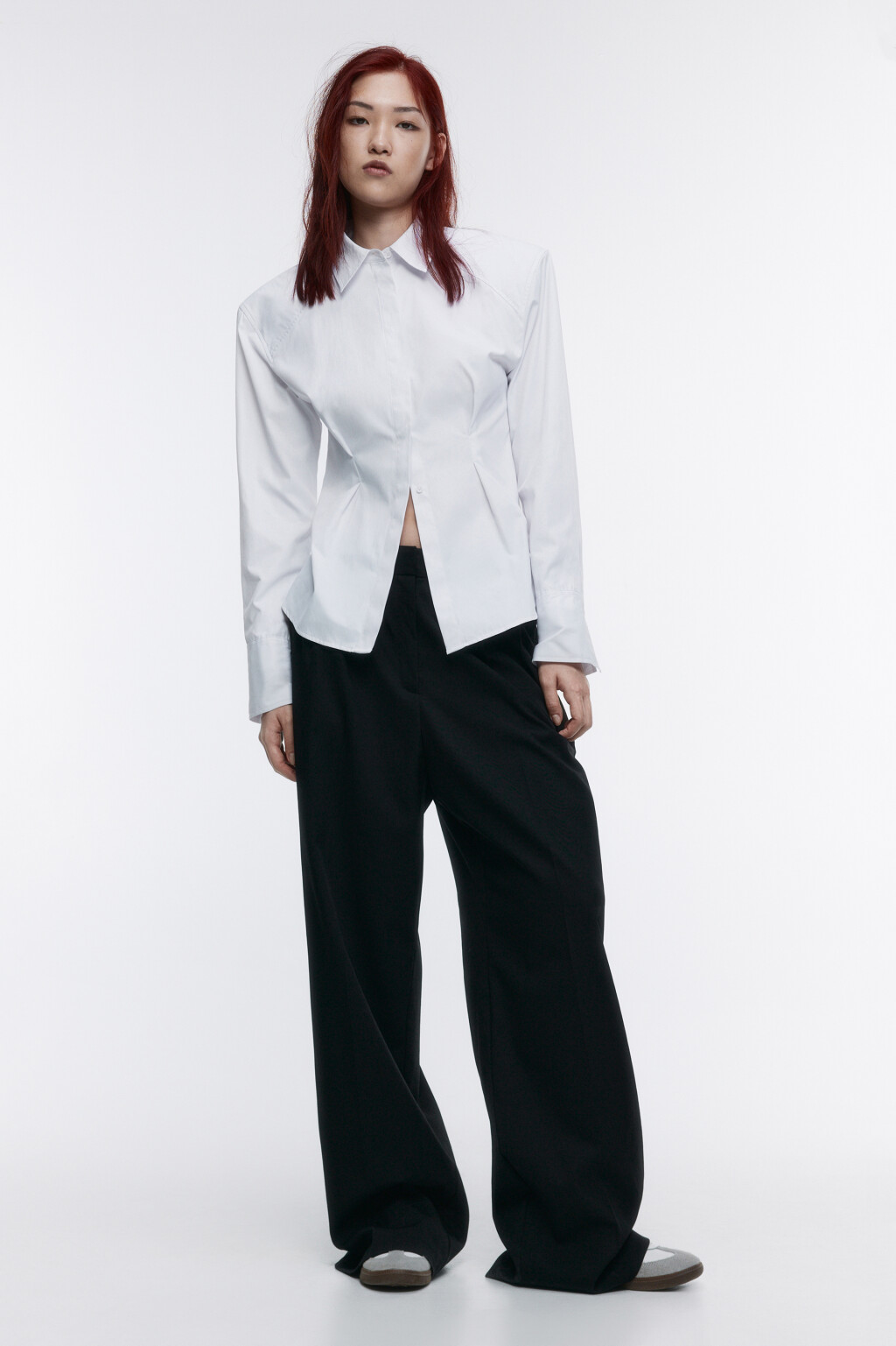 Блузка приталенная с подплечниками - цвет белый - 6