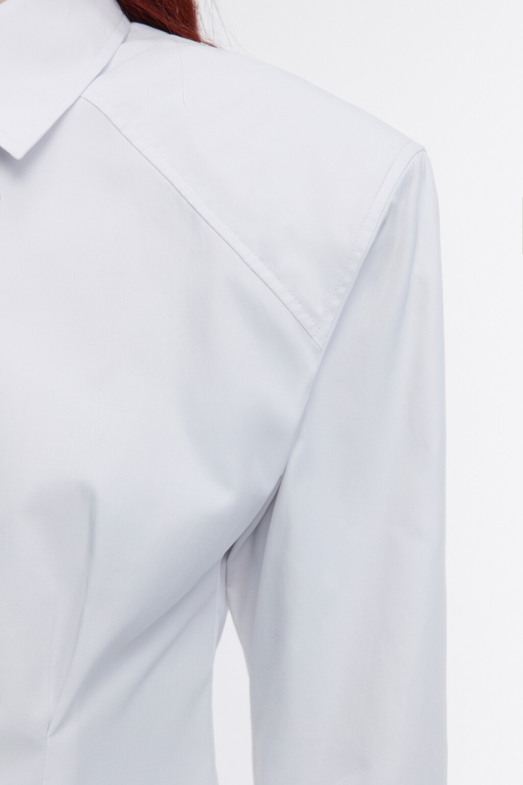 Блузка приталенная с подплечниками - цвет белый - 7