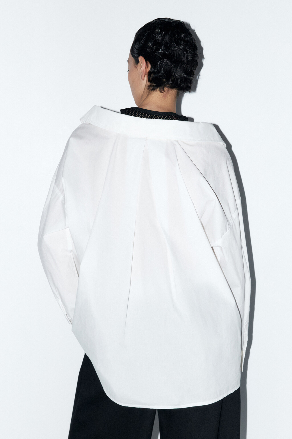 Рубашка oversize с майкой из сетки - цвет белый - 4