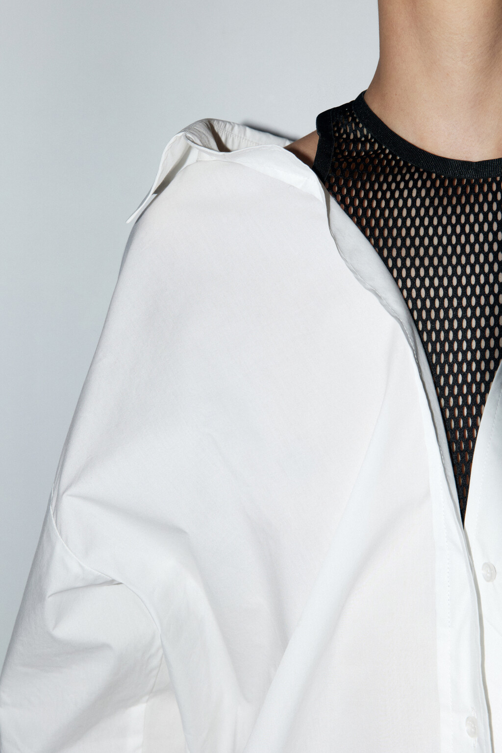 Рубашка oversize с майкой из сетки - цвет белый - 6