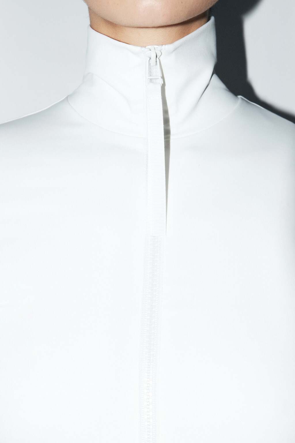 Боди облегающее с воротником-стойкой - цвет белый - 7