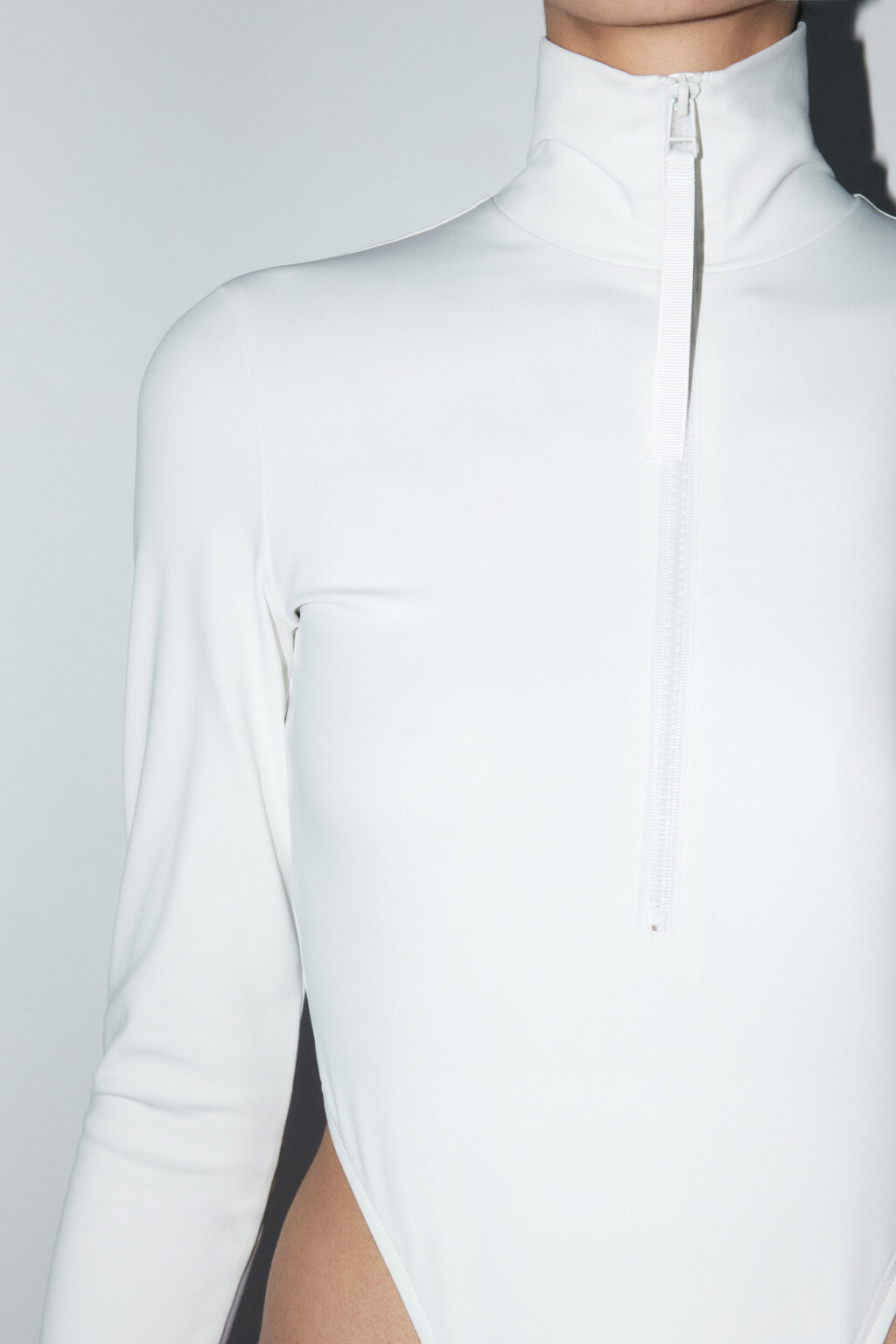 Боди облегающее с воротником-стойкой - цвет белый - 8