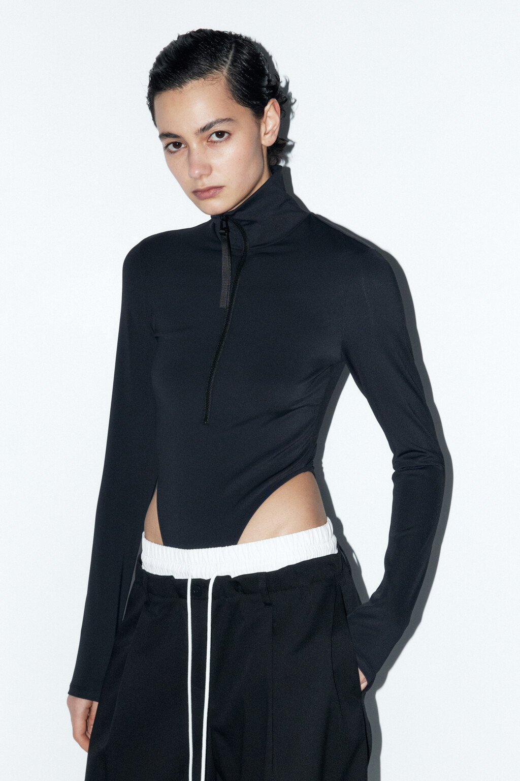 Боди облегающее с воротником-стойкой - цвет черный - 3