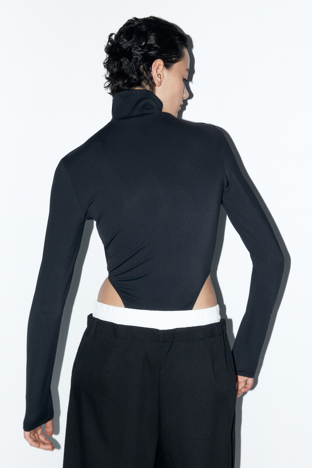 Боди облегающее с воротником-стойкой - цвет черный - 4