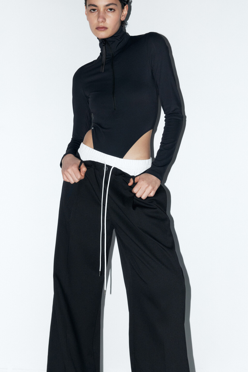 Боди облегающее с воротником-стойкой - цвет черный - 6