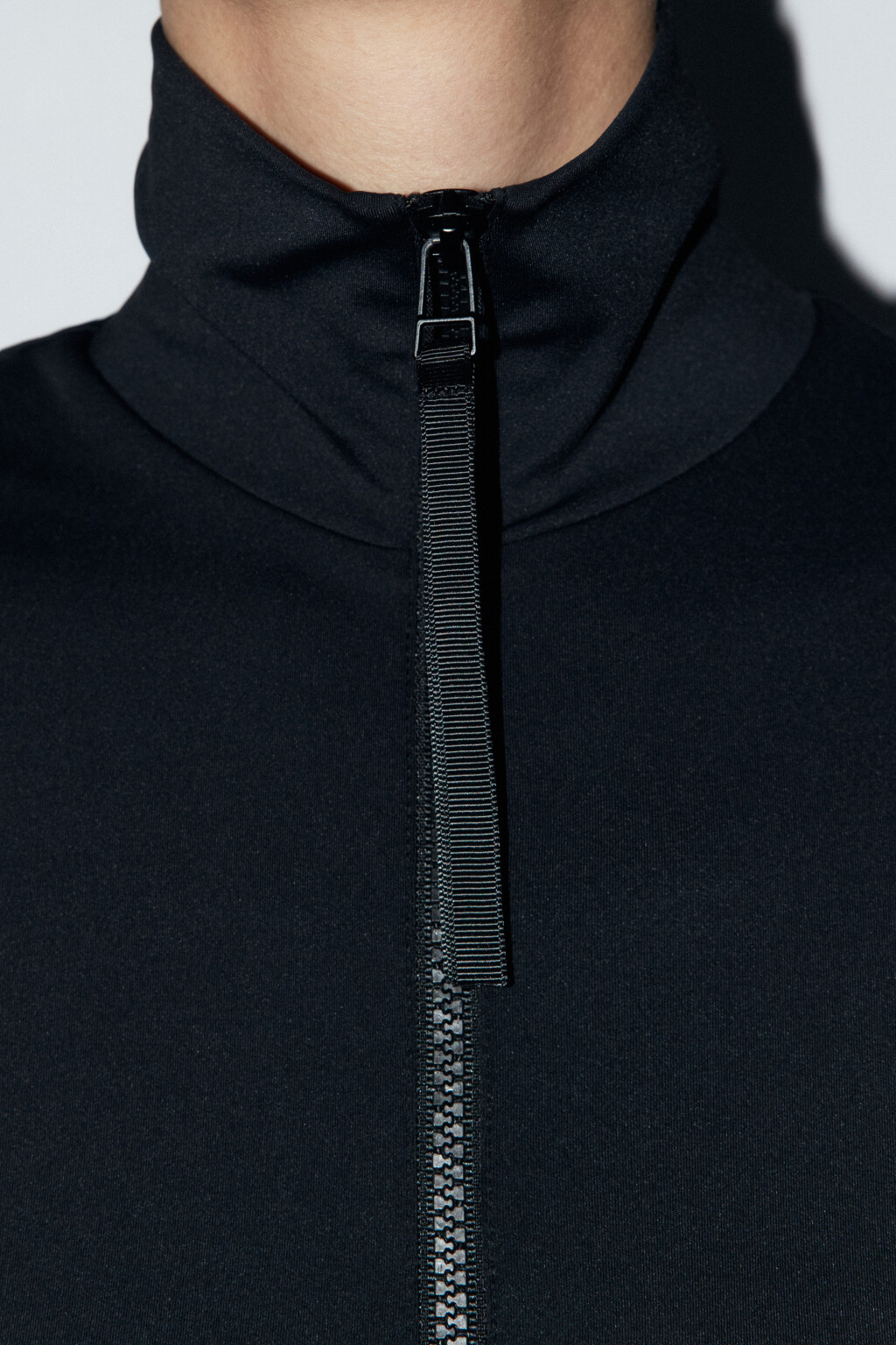 Боди облегающее с воротником-стойкой - цвет черный - 7