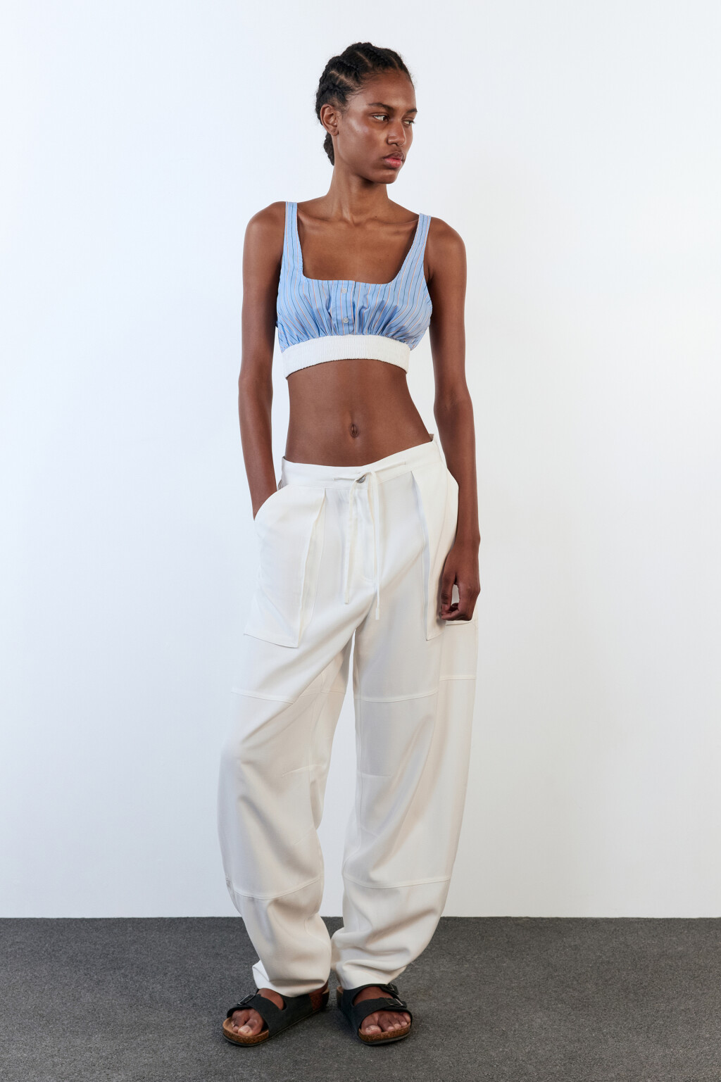 Блузка-топ укороченная на широких бретелях - цвет голубой - 6