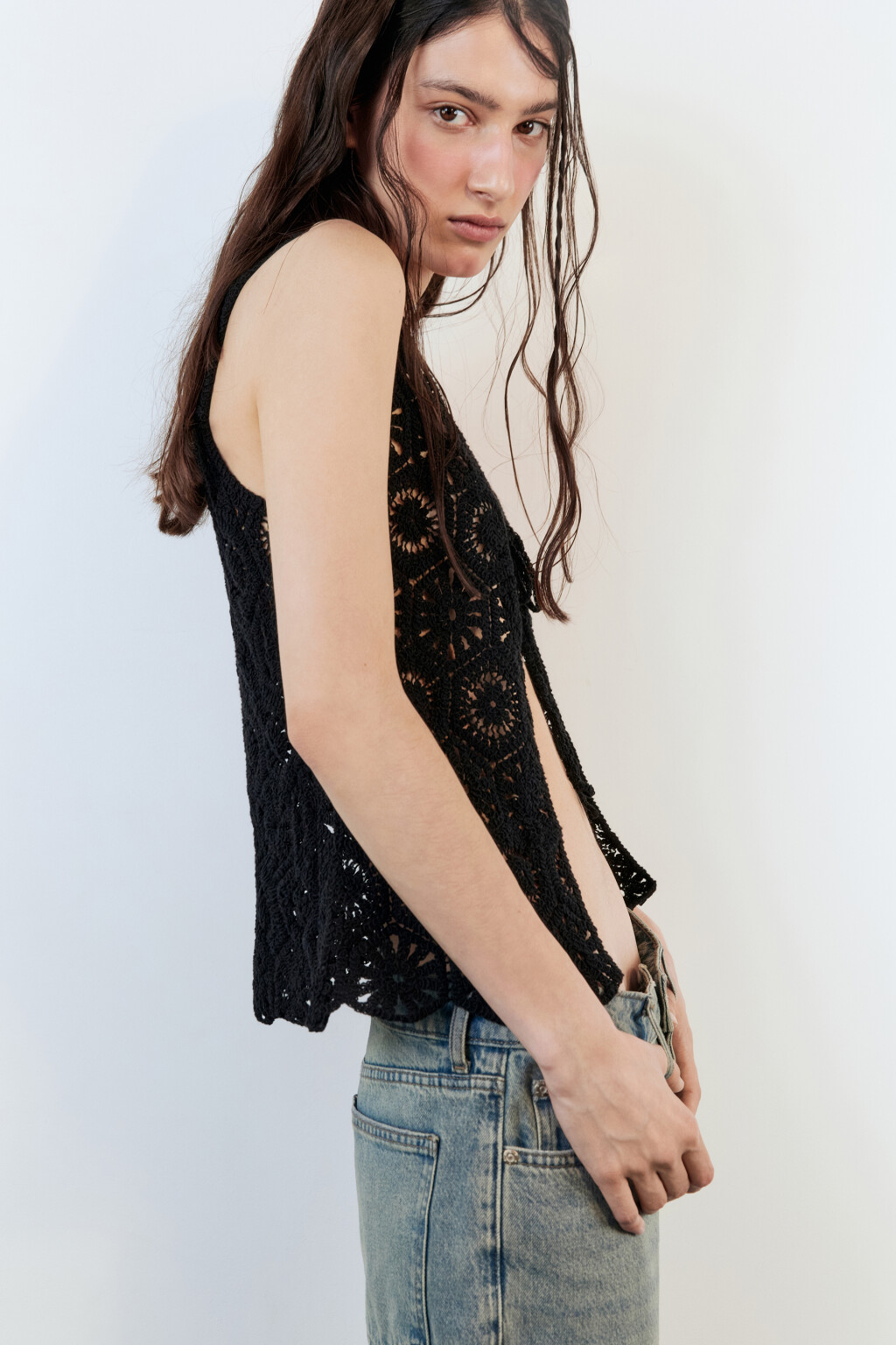 Блузка-топ вязаная ажурная на завязках - цвет черный - 2