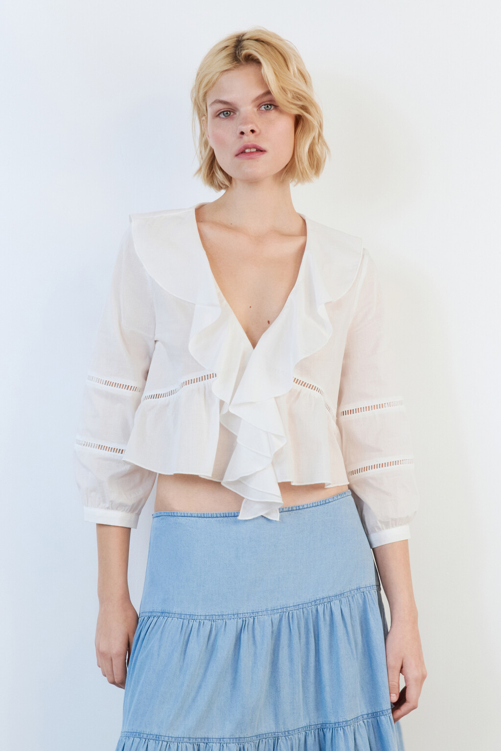 Блузка хлопковая укороченная с оборками - цвет белый - 2