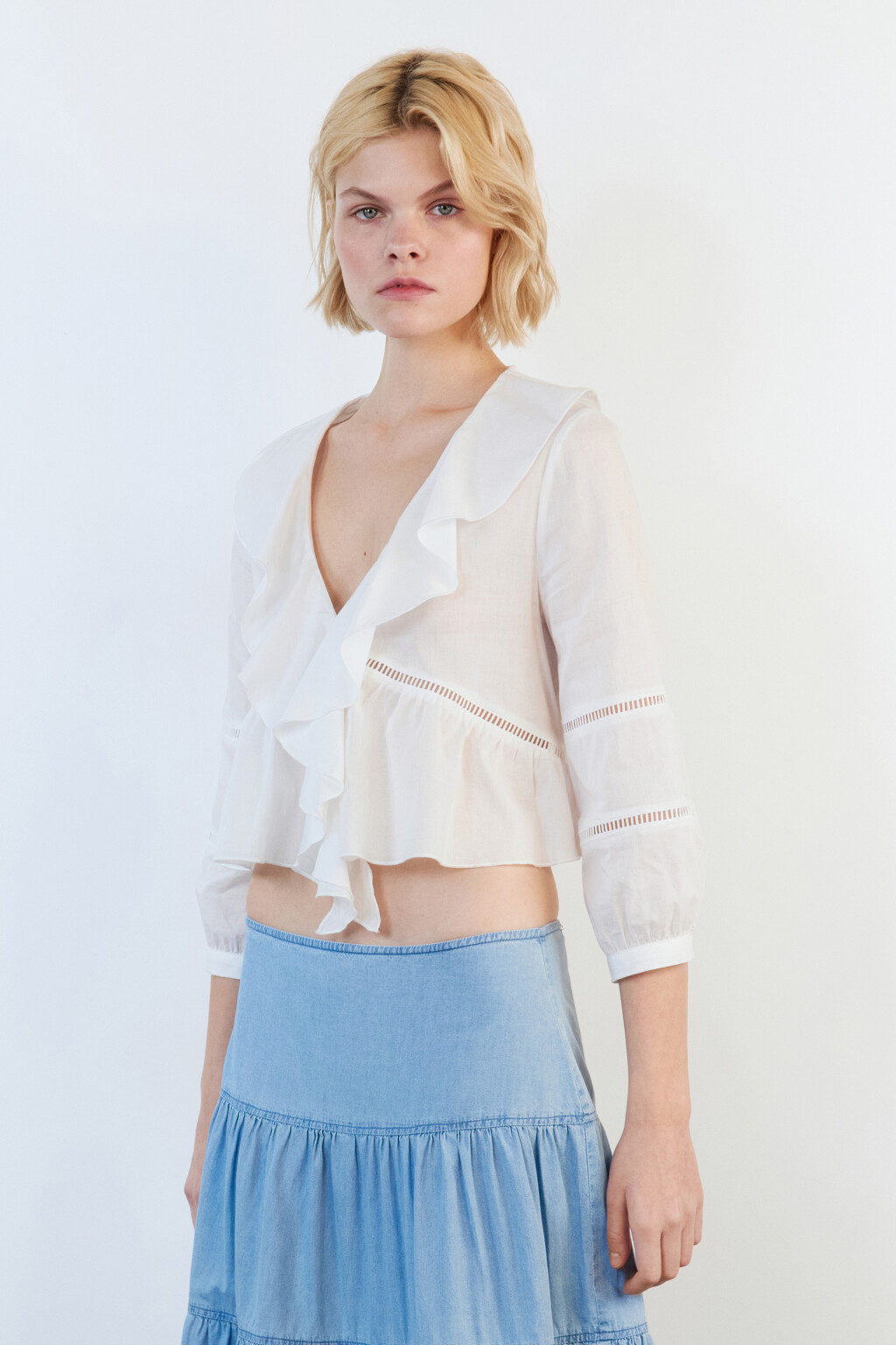 Блузка хлопковая укороченная с оборками - цвет белый - 3