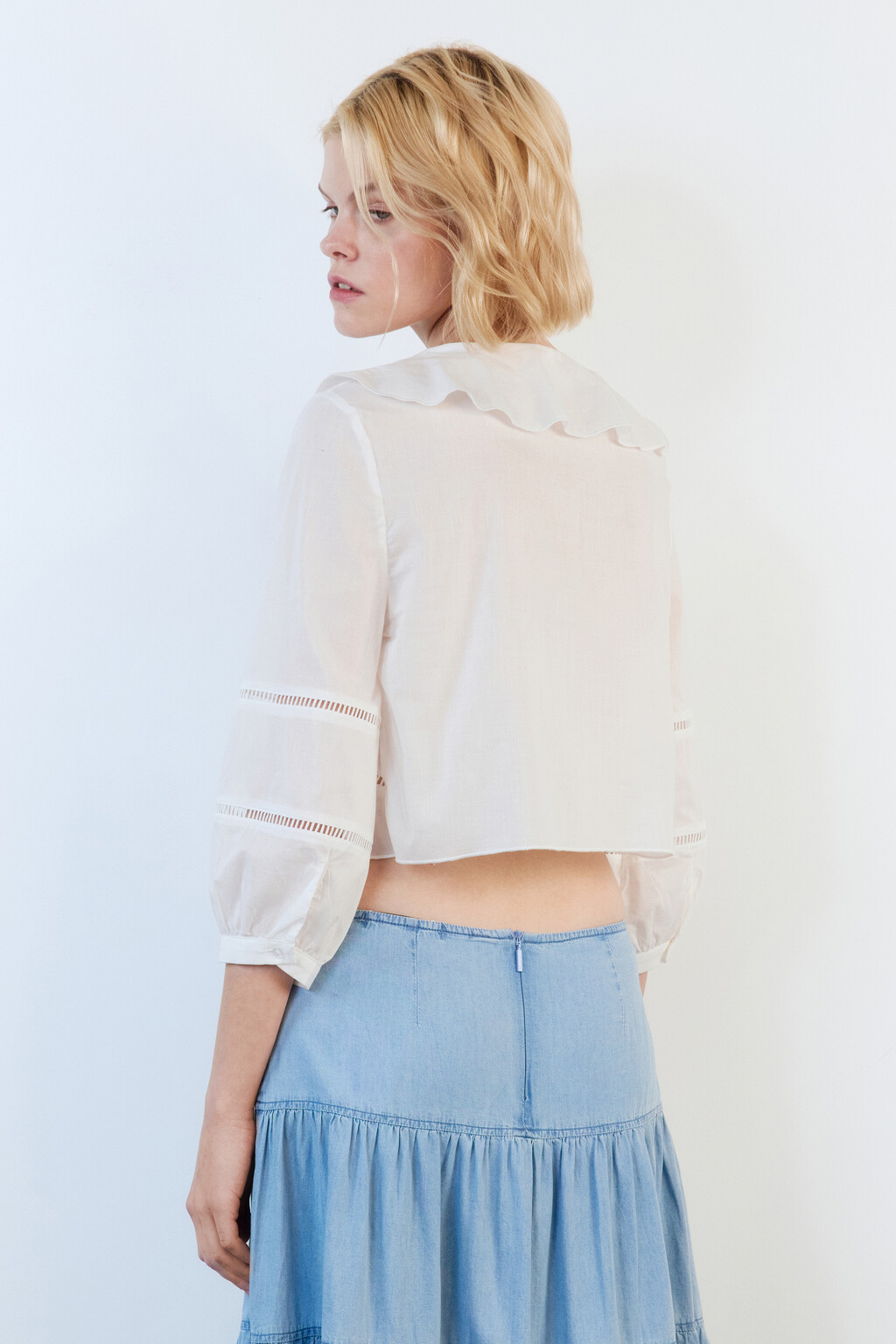 Блузка хлопковая укороченная с оборками - цвет белый - 4
