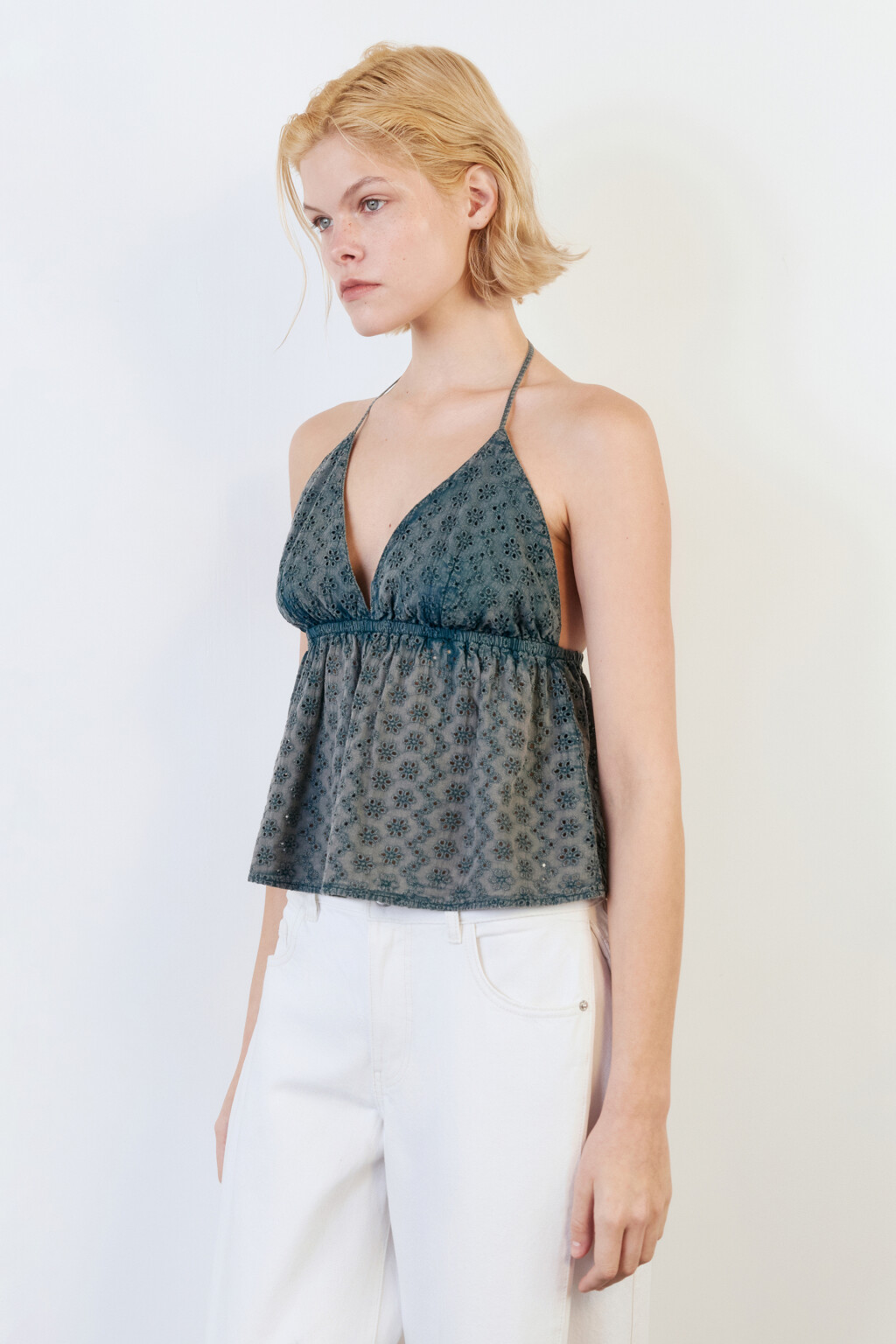 Блузка-топ ажурная с шитьем и открытой спинкой - цвет серый - 3