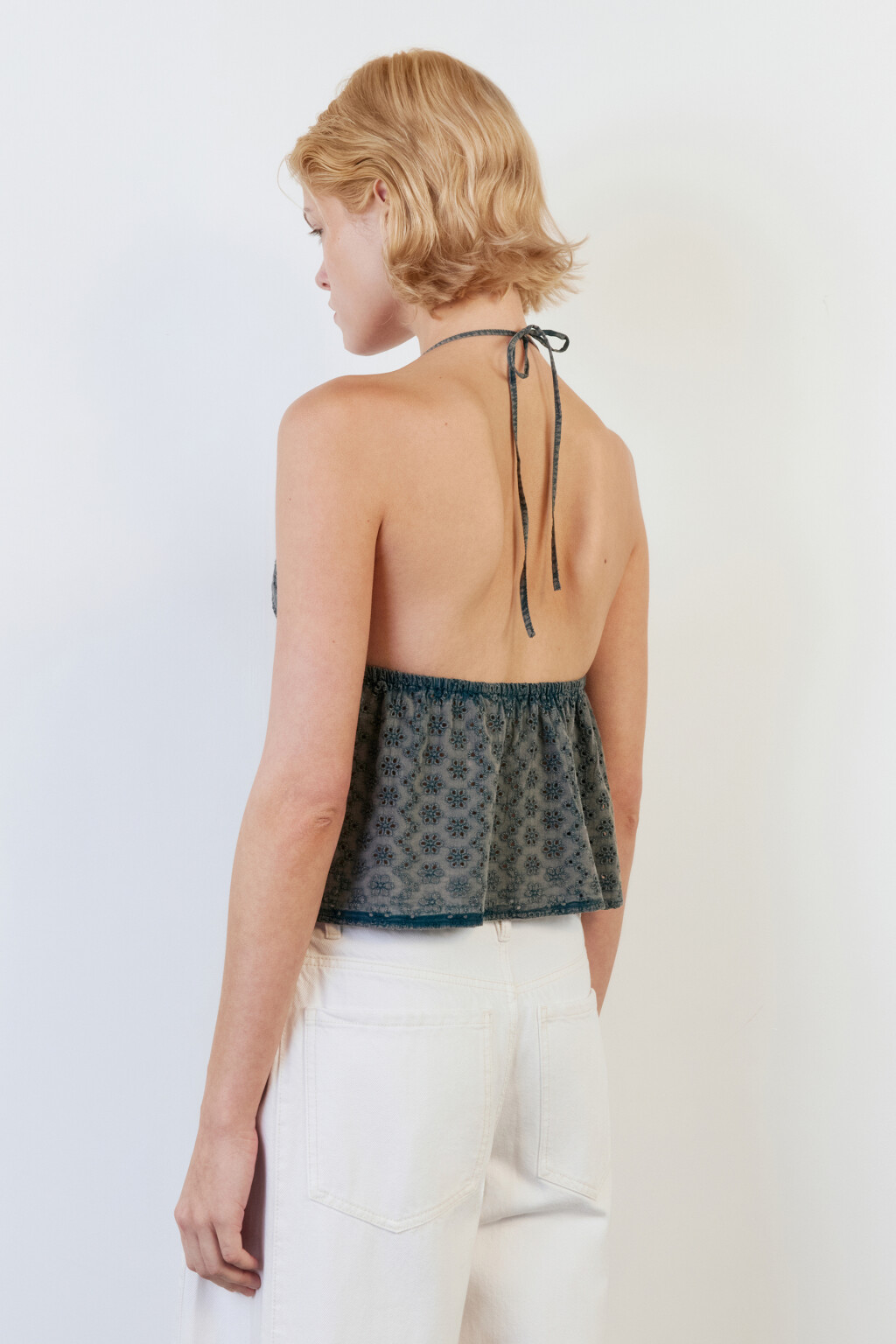 Блузка-топ ажурная с шитьем и открытой спинкой - цвет серый - 4