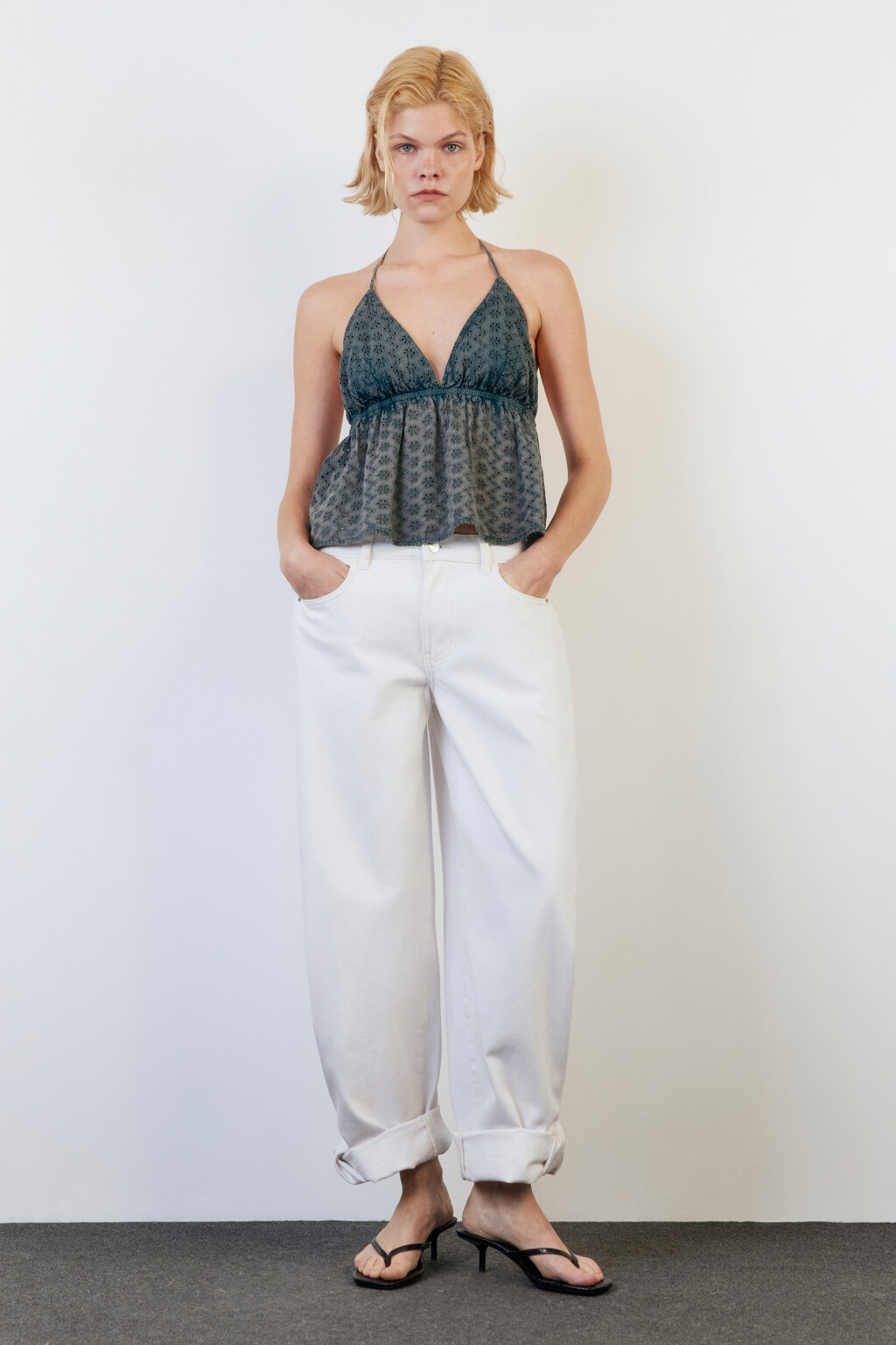 Блузка-топ ажурная с шитьем и открытой спинкой - цвет серый - 5