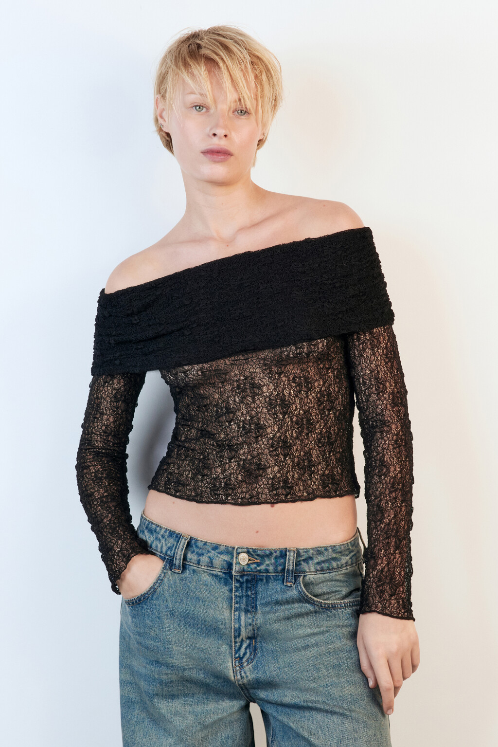 Блузка кружевная с открытыми плечами - цвет черный - 2