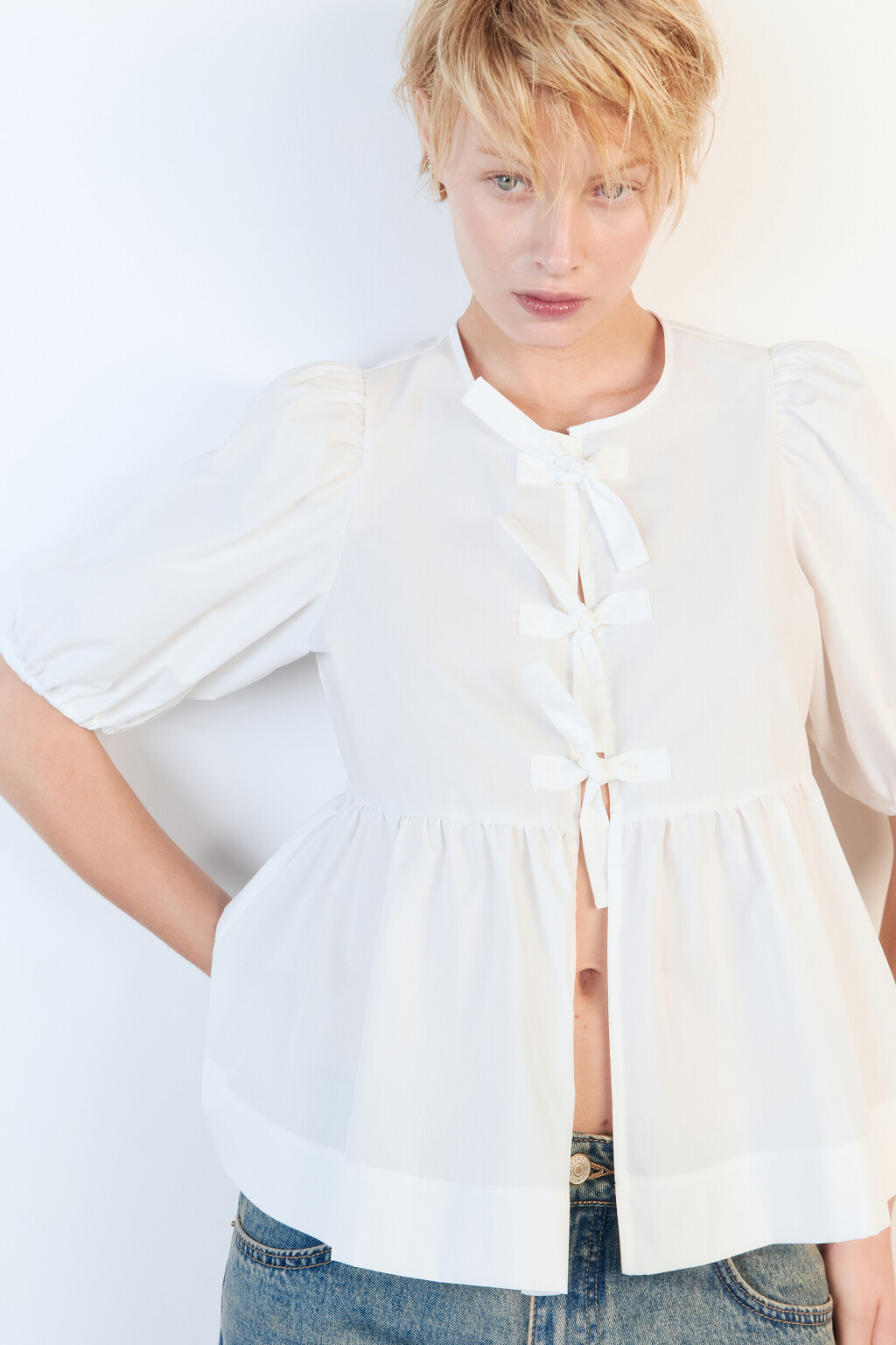 Блузка приталенная с завязками - цвет белый - 1