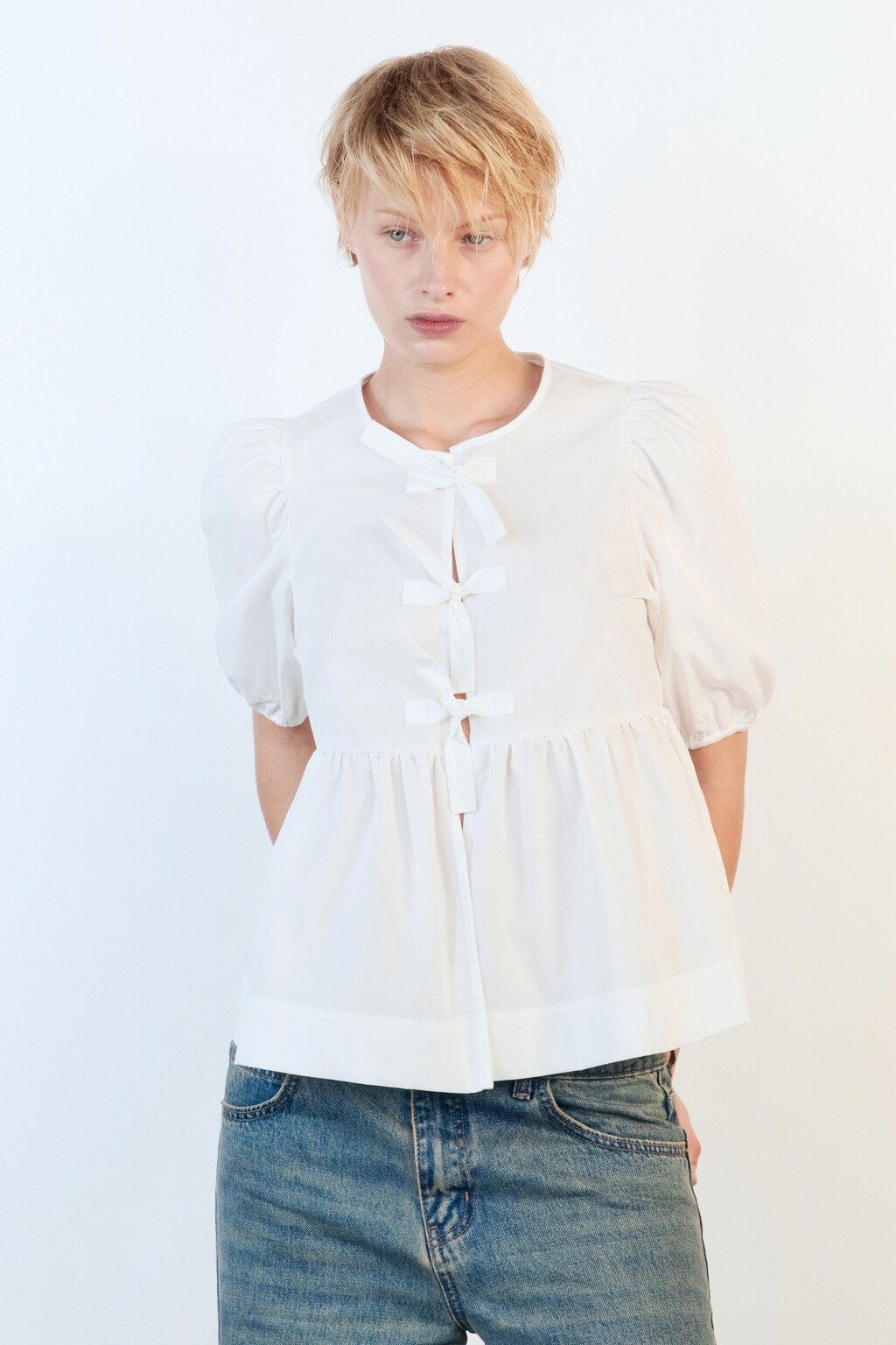 Блузка приталенная с завязками - цвет белый - 2