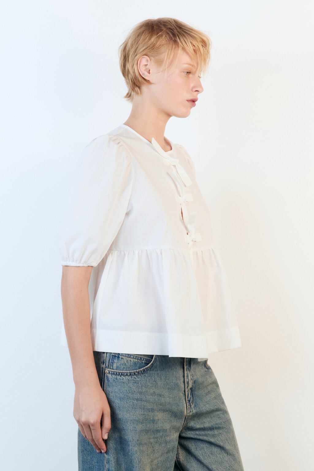 Блузка приталенная с завязками - цвет белый - 3