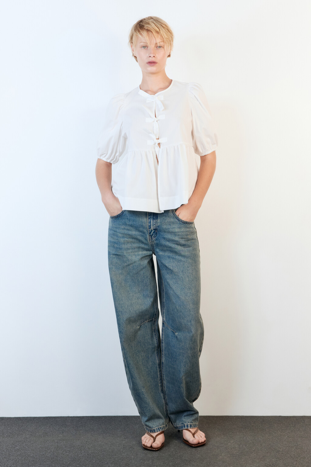 Блузка приталенная с завязками - цвет белый - 5