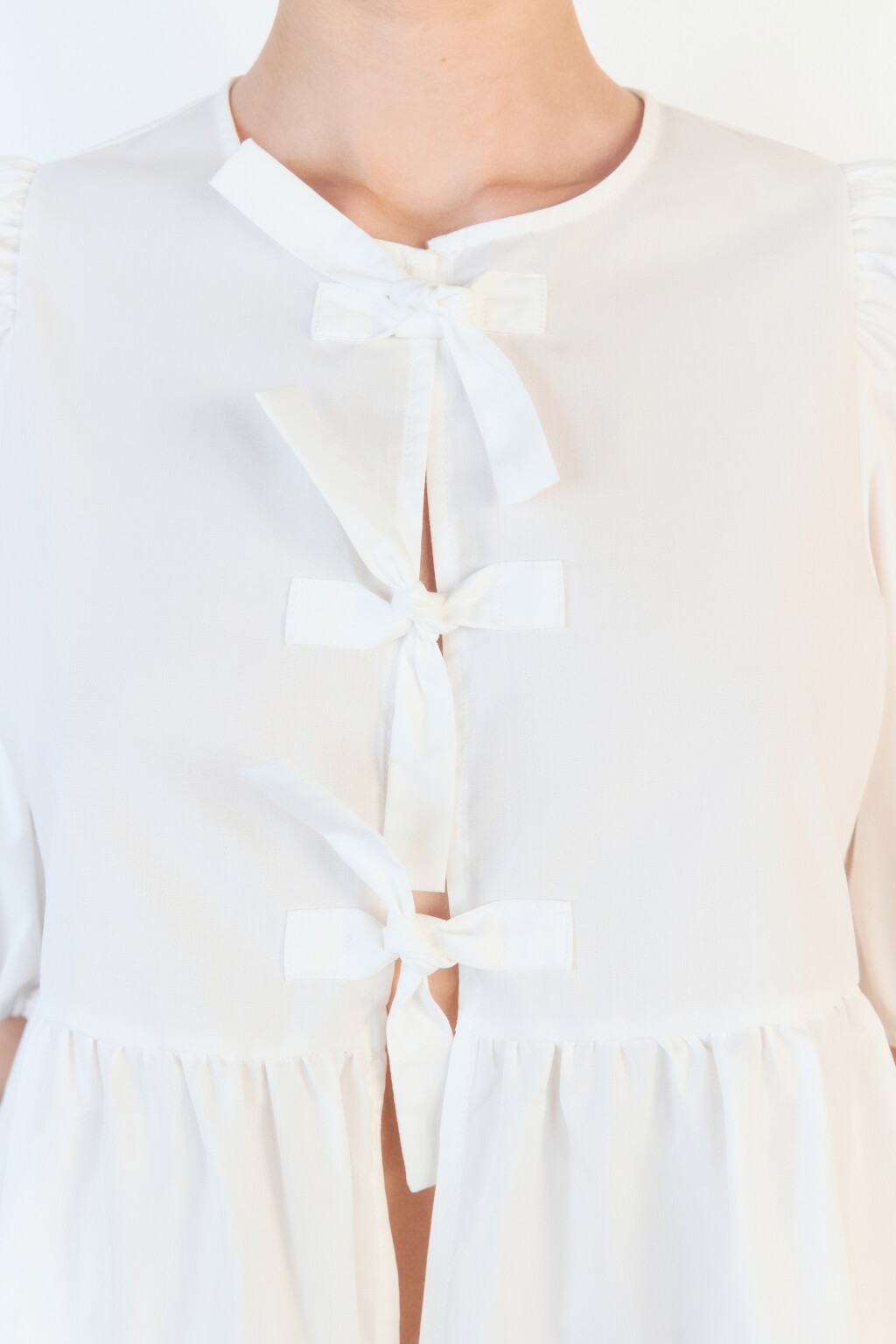 Блузка приталенная с завязками - цвет белый - 6