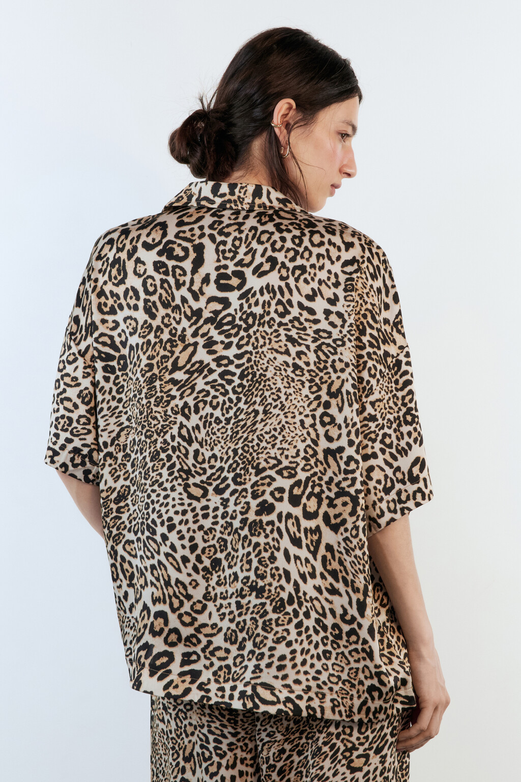 Рубашка прямая с леопардовым принтом - цвет бежевый - 4