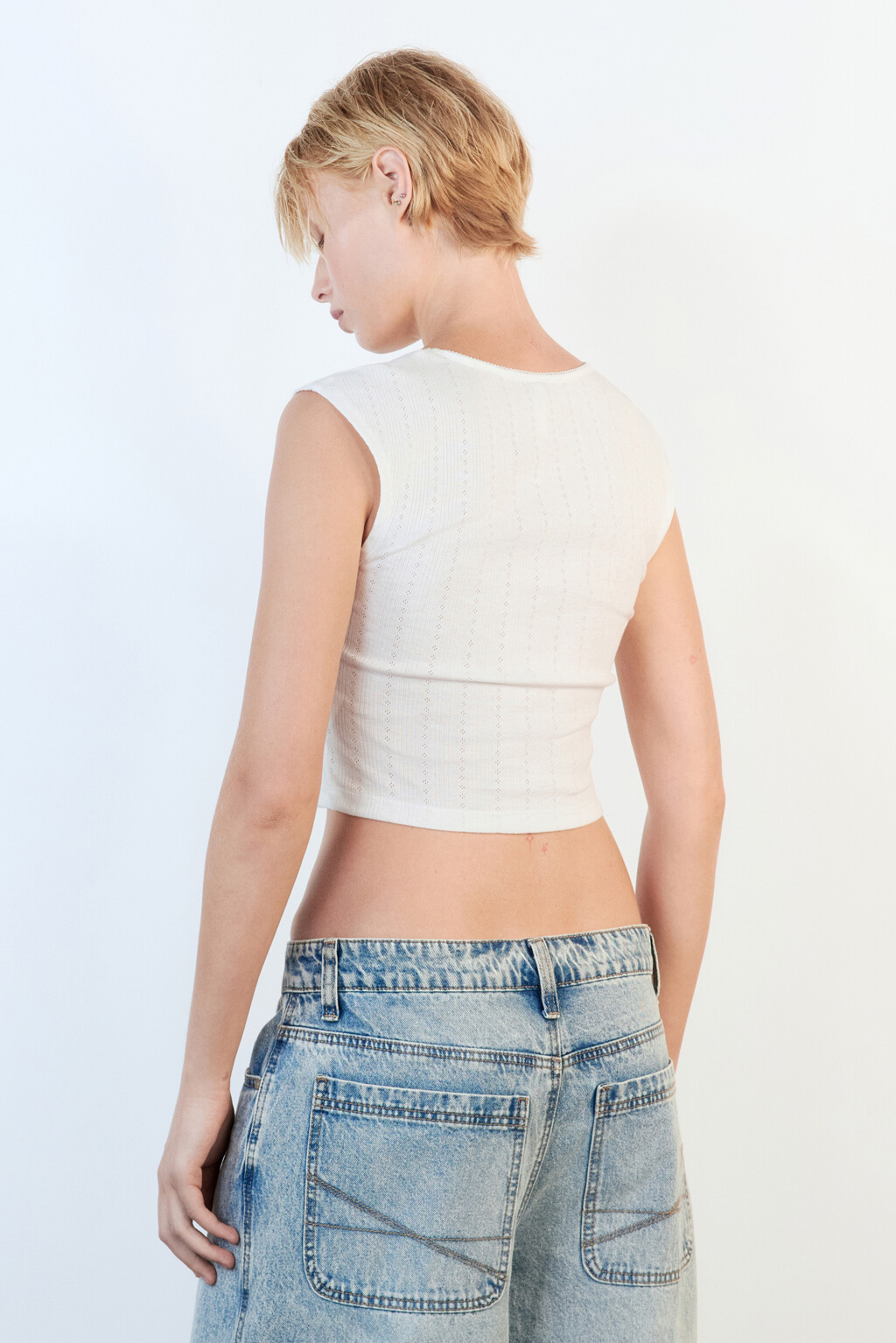 Топ из фактурного трикотажа с кружевом и бантиком - цвет белый - 5