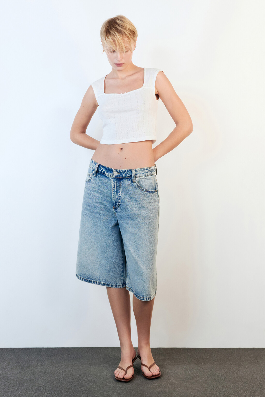 Топ из фактурного трикотажа с кружевом и бантиком - цвет белый - 6