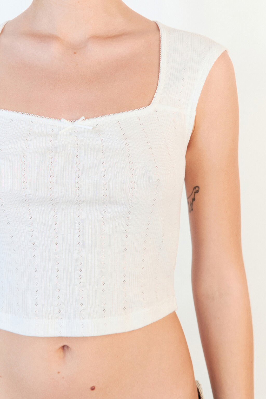 Топ из фактурного трикотажа с кружевом и бантиком - цвет белый - 7