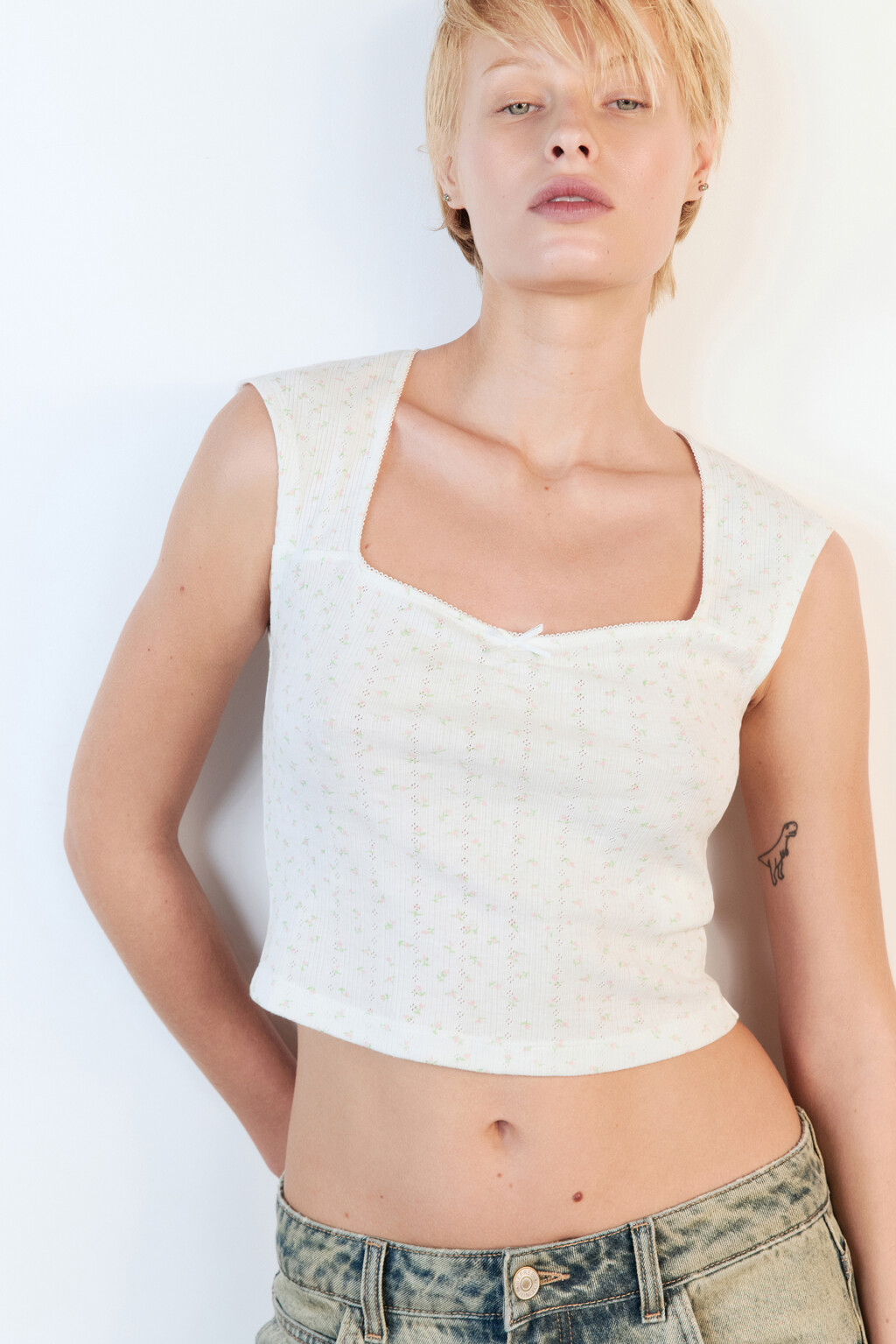 Топ из фактурного трикотажа с кружевом и бантиком - цвет белый - 1