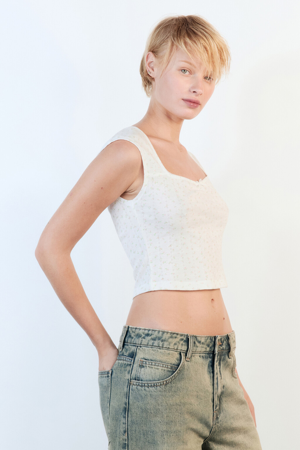 Топ из фактурного трикотажа с кружевом и бантиком - цвет белый - 3