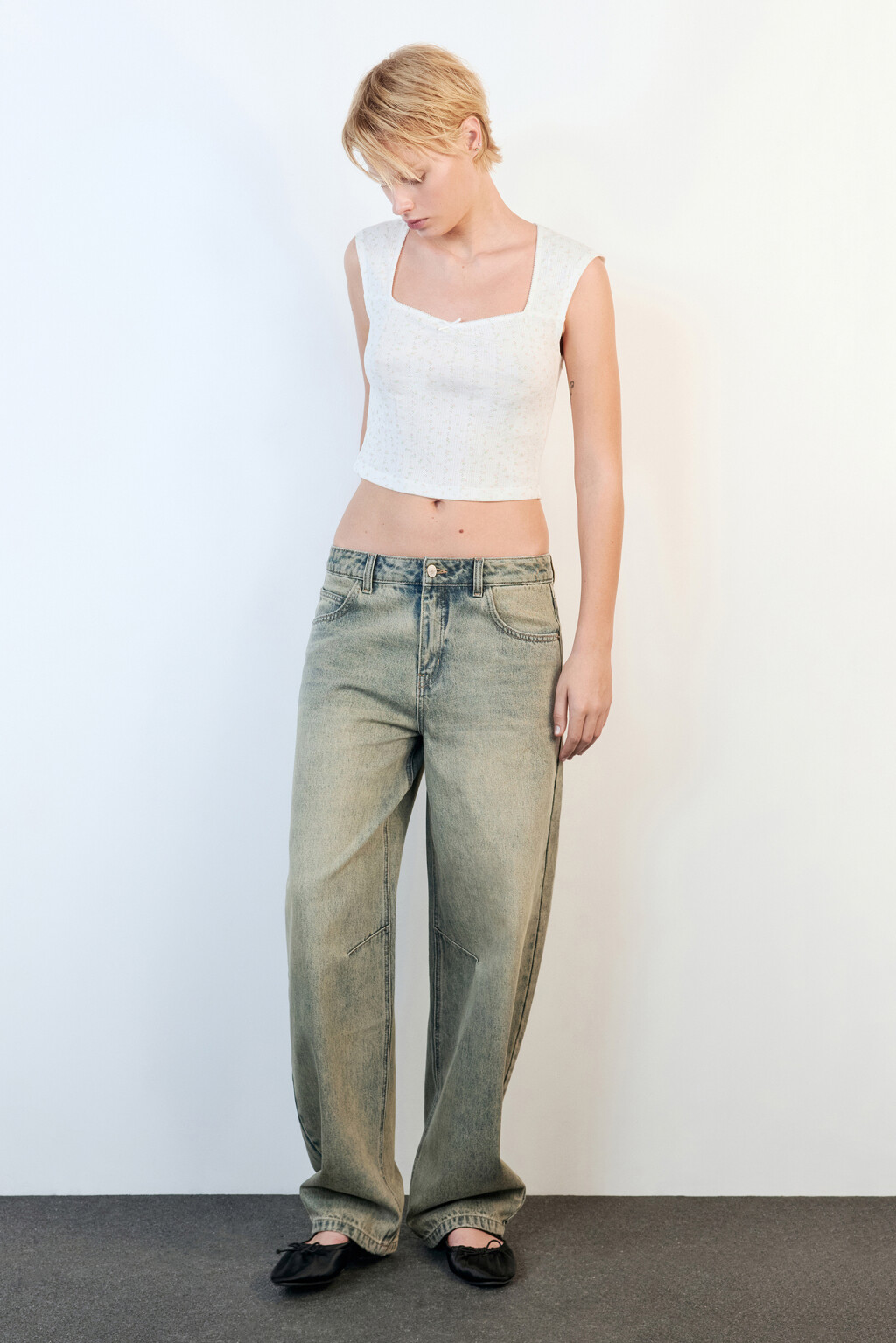 Топ из фактурного трикотажа с кружевом и бантиком - цвет белый - 5