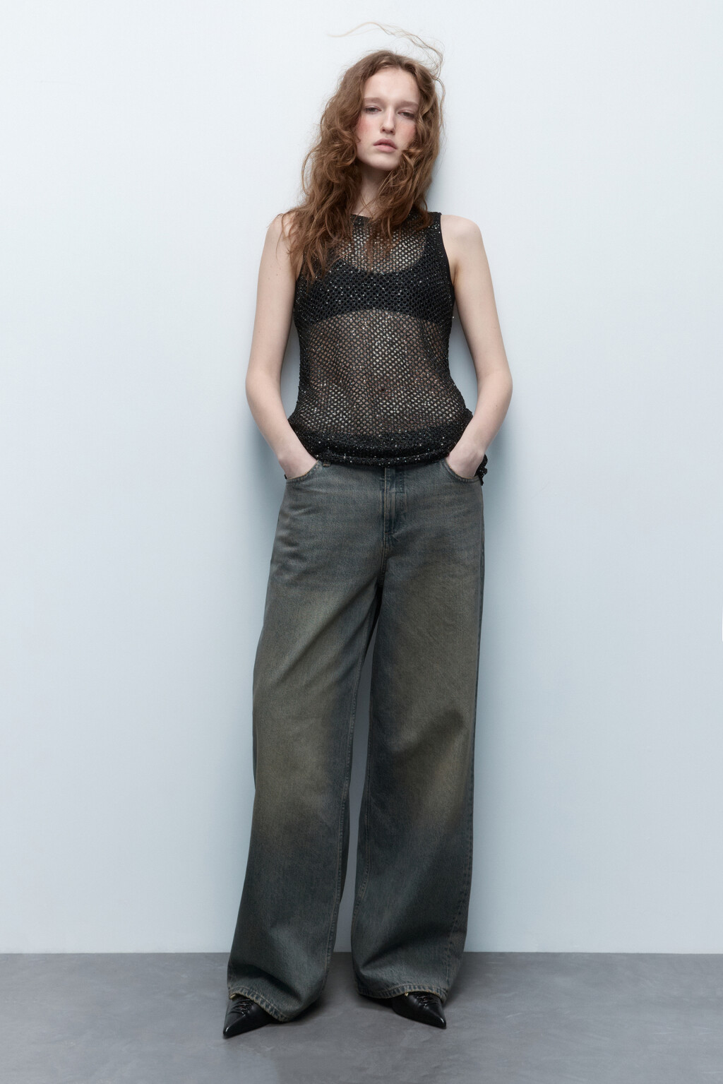 Майка тонкой вязки ажурная с пайетками - цвет черный - 5