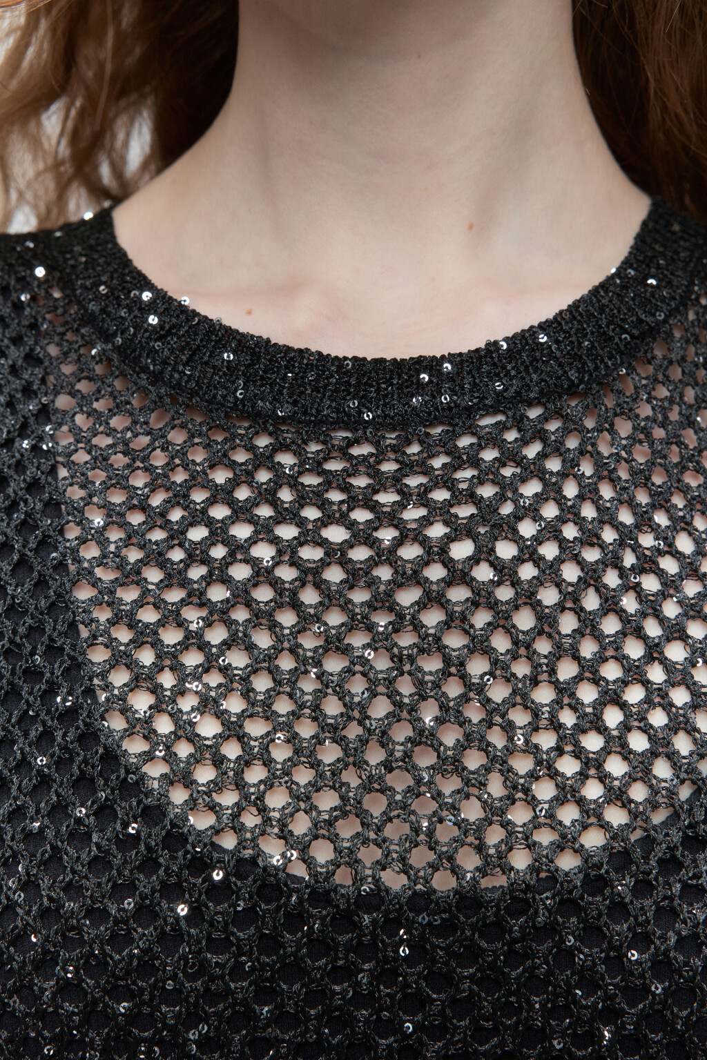 Майка тонкой вязки ажурная с пайетками - цвет черный - 7