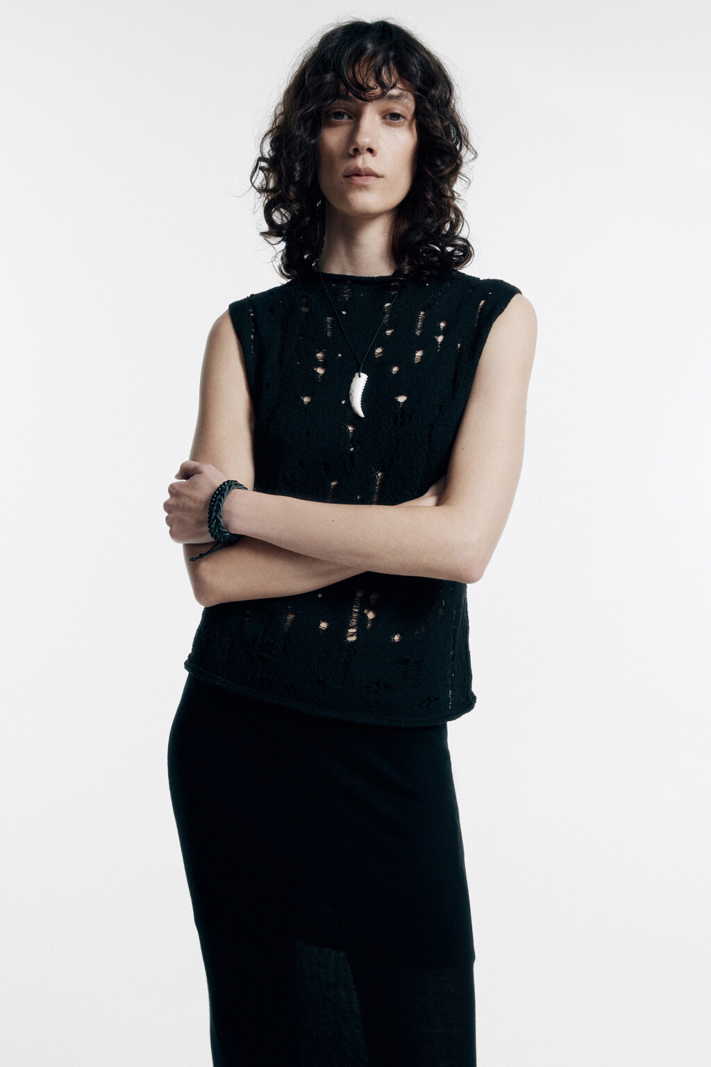 Майка тонкой вязки рваная с воротником-стойкой - цвет черный - 1