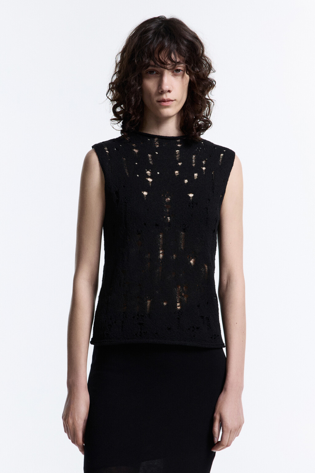 Майка тонкой вязки рваная с воротником-стойкой - цвет черный - 2