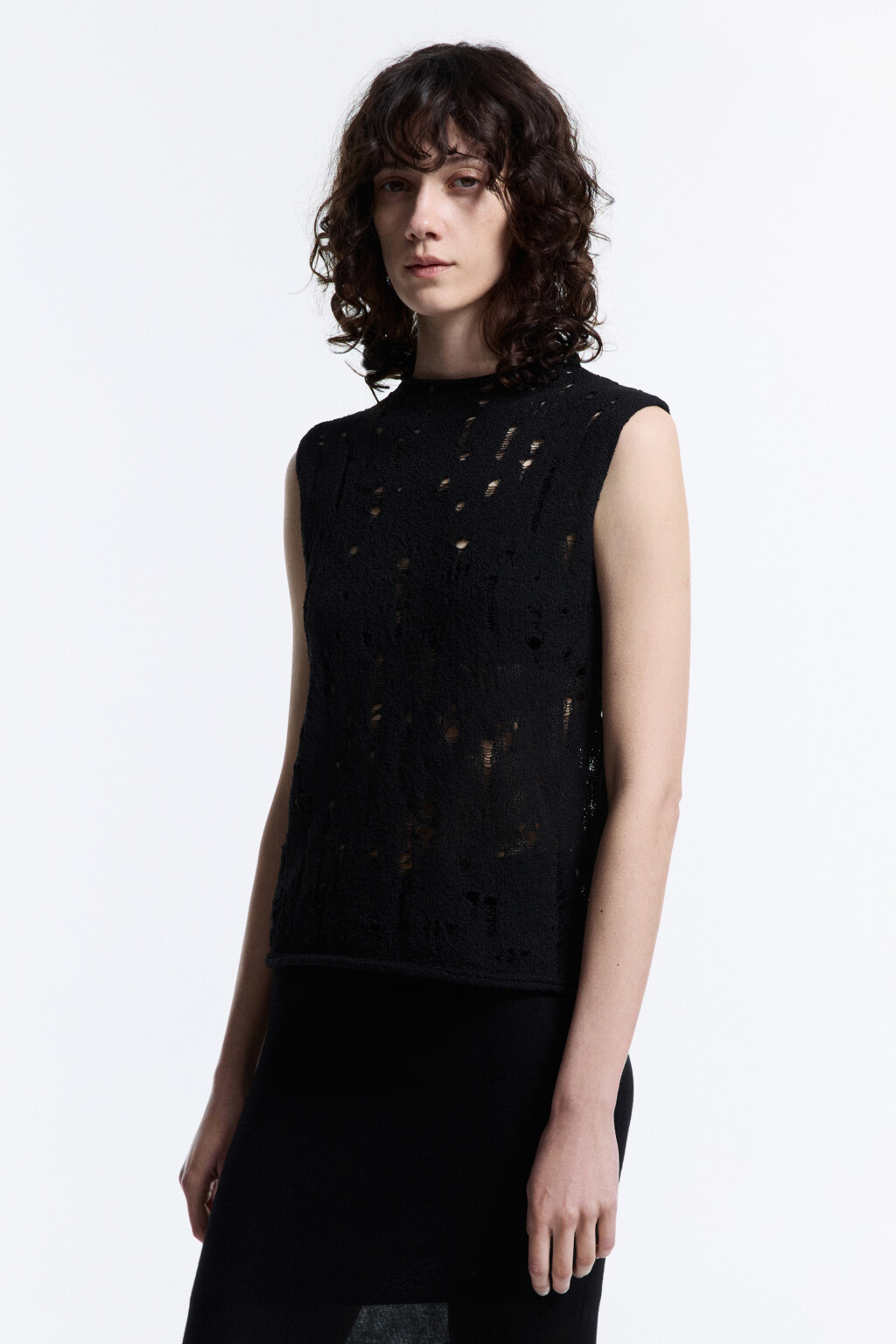 Майка тонкой вязки рваная с воротником-стойкой - цвет черный - 3